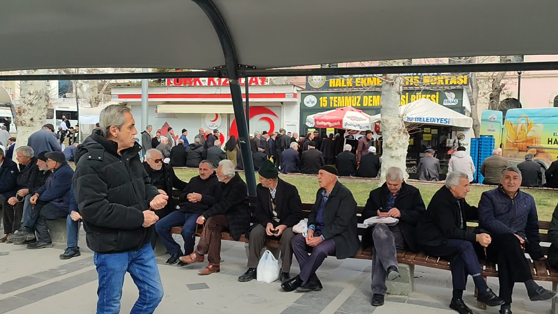 Elazığ'da 5 liralık ekmek kuyruğu...