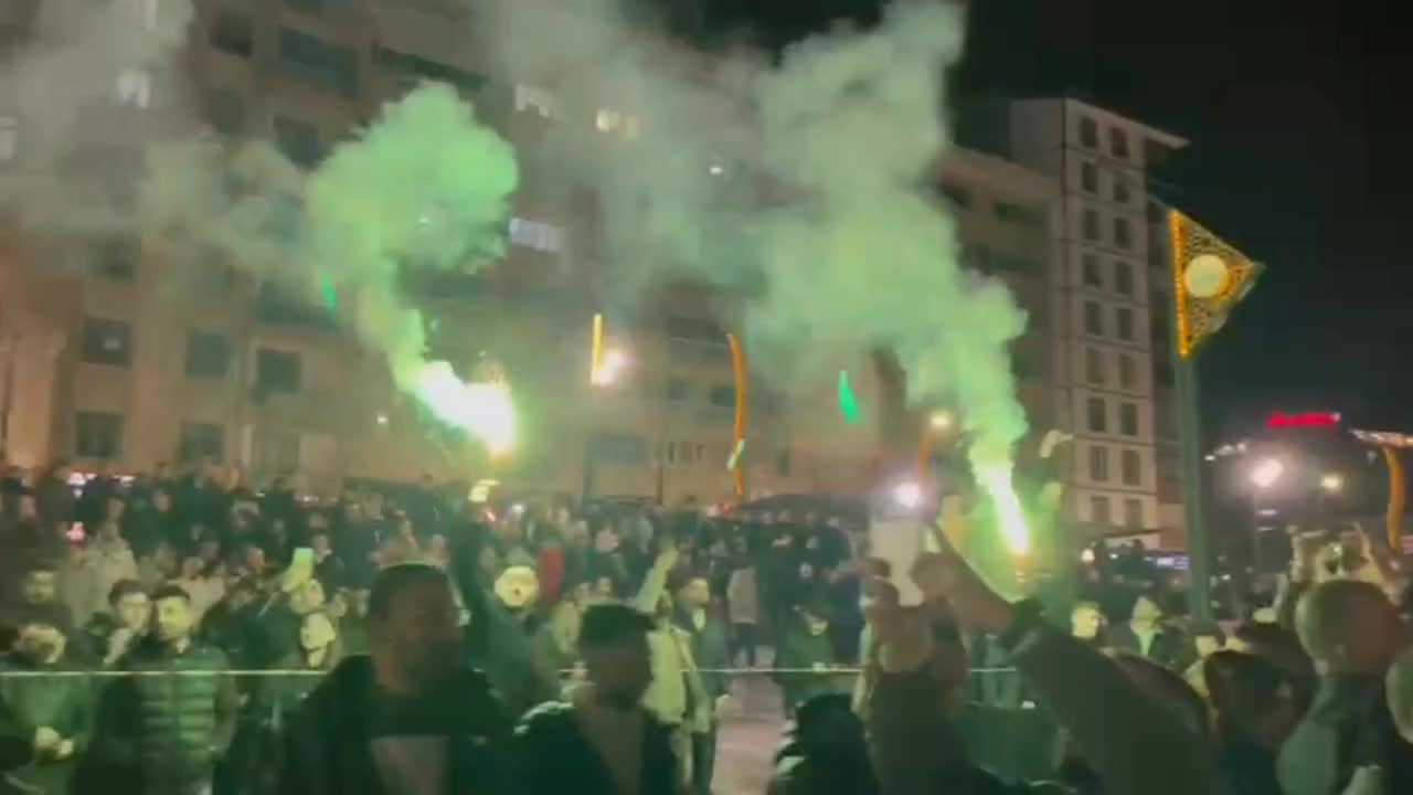 Elazığ'da vatandaşlar sahur halayı ile eğlendi