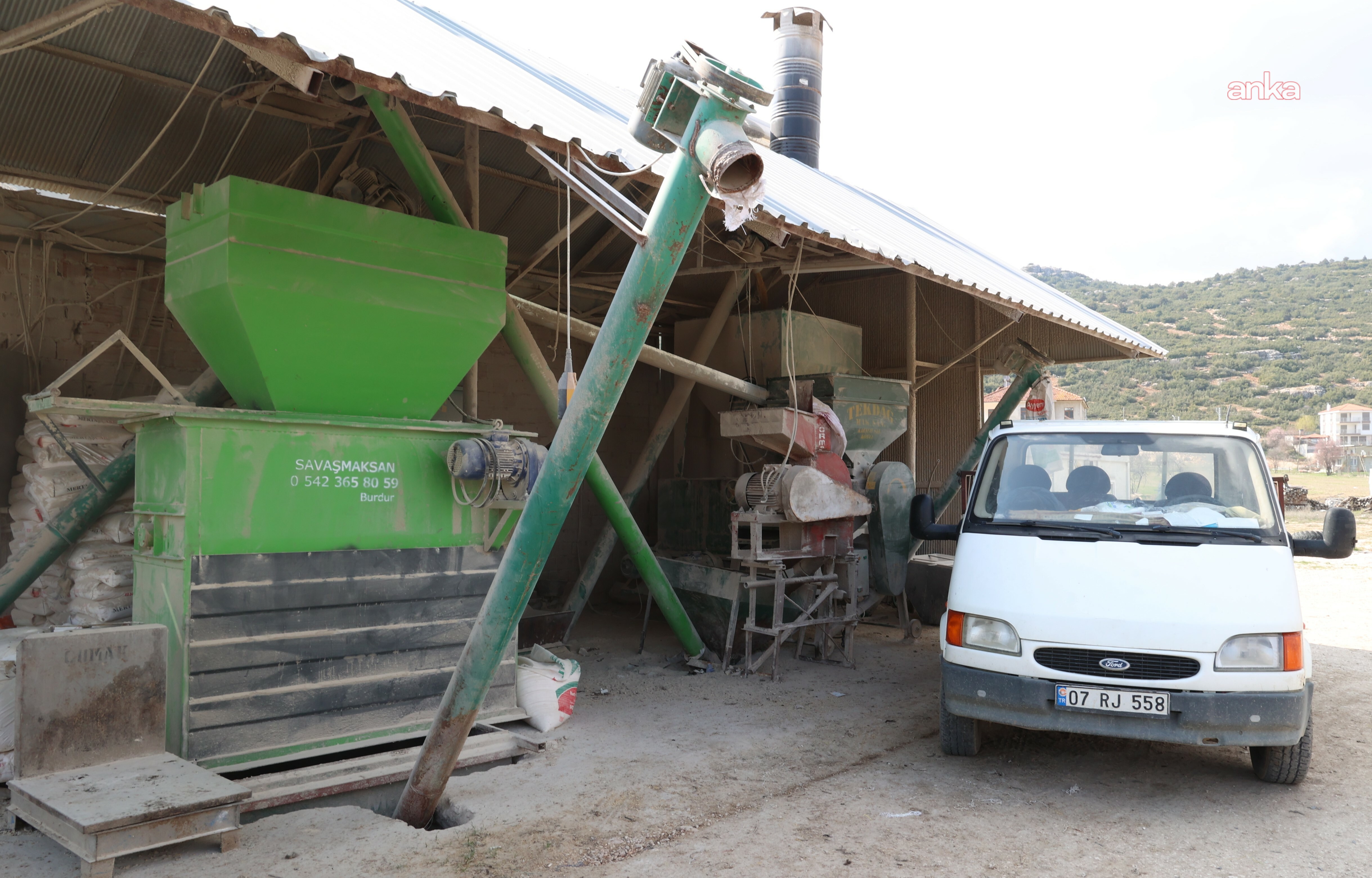 Antalya Büyükşehir Belediyesi'nin yem ezme makinesi, hayvan üreticilerine büyük kolaylık sağlıyor