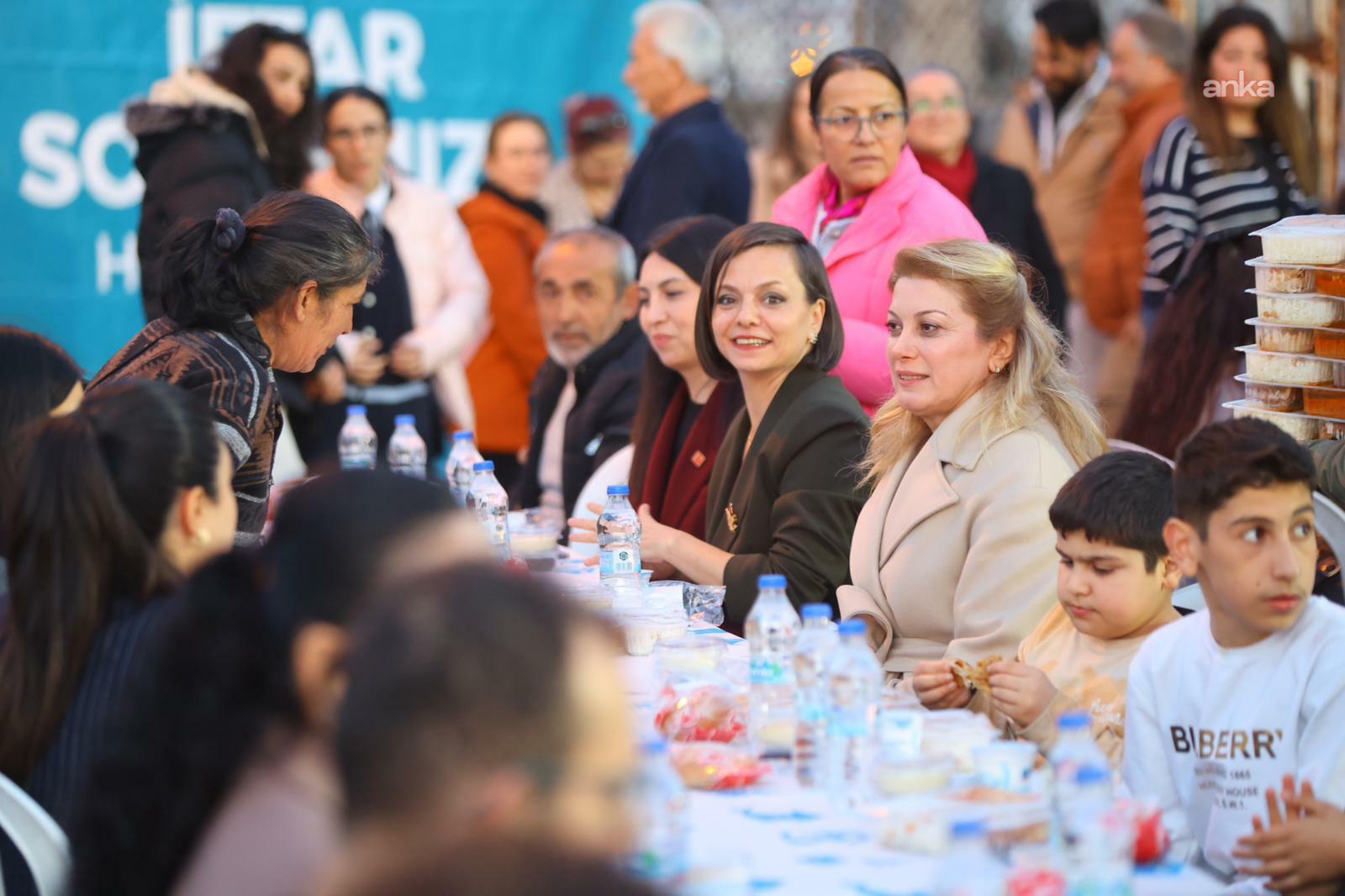 Karabağlar Belediyesi'nin iftar sofrası, Limontepe Pazar Yeri’nde kuruldu