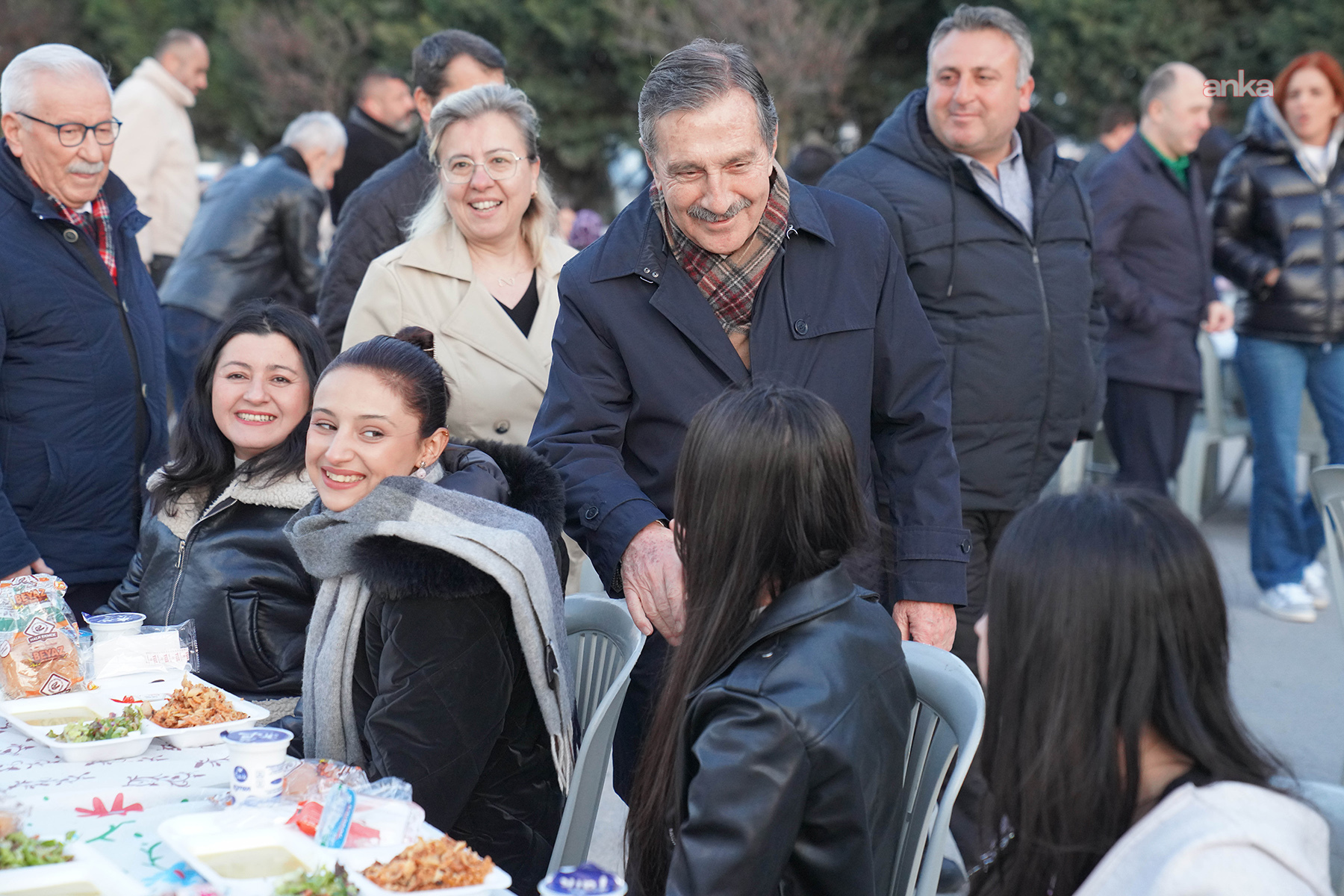 Tepebaşı Belediyesi'nden Yaşamkent Mahallesi’nde yaklaşık 3 bin kişilik iftar sofrası