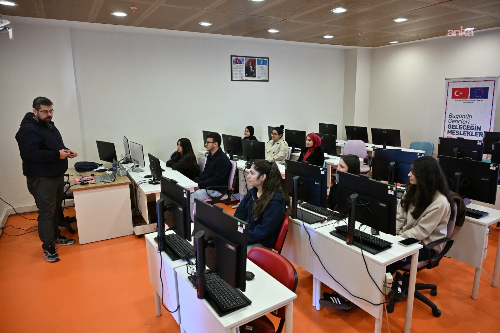 Manisa Büyükşehir Belediyesi'nin "Temel Bilgisayar Eğitimi" tamamlandı