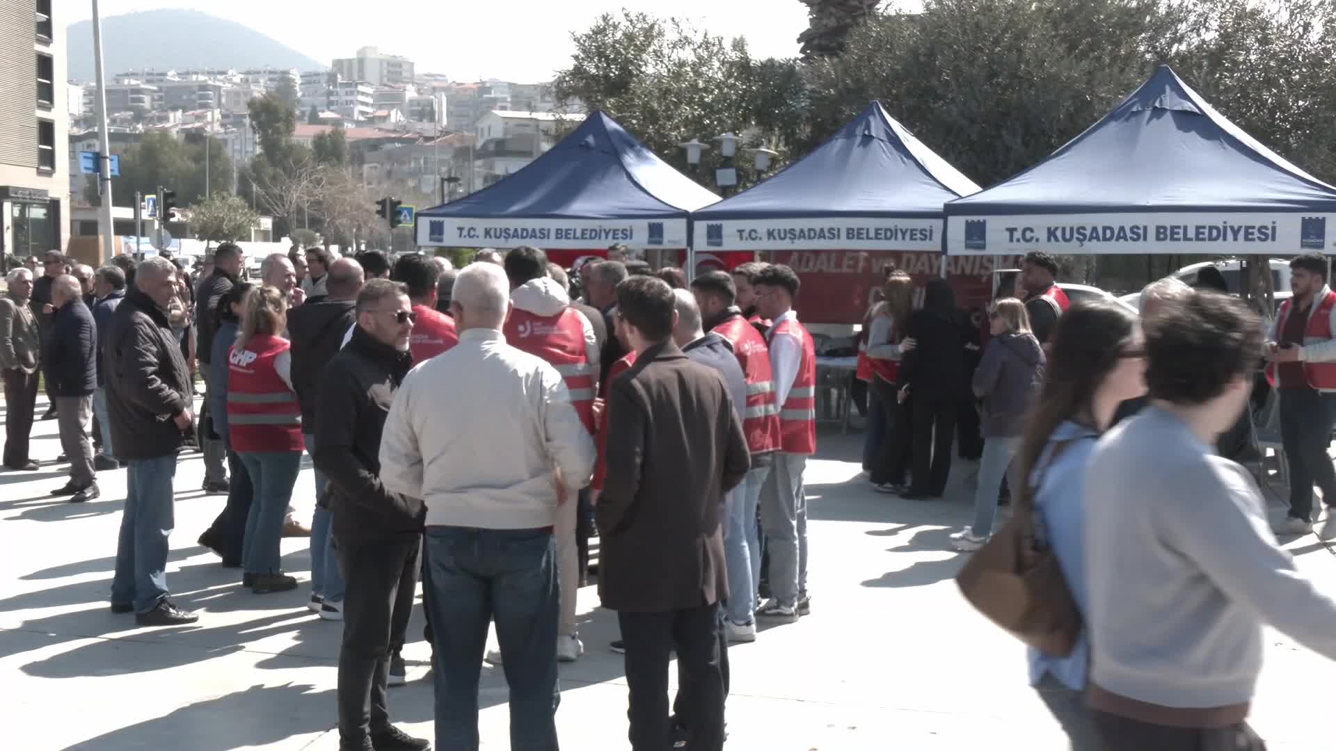 Kuşadası Belediye Başkanı Ömer Günel'in gözaltına alınması... Belediye binası önünde "Adalet ve Dayanışma Çadırı" kuruldu