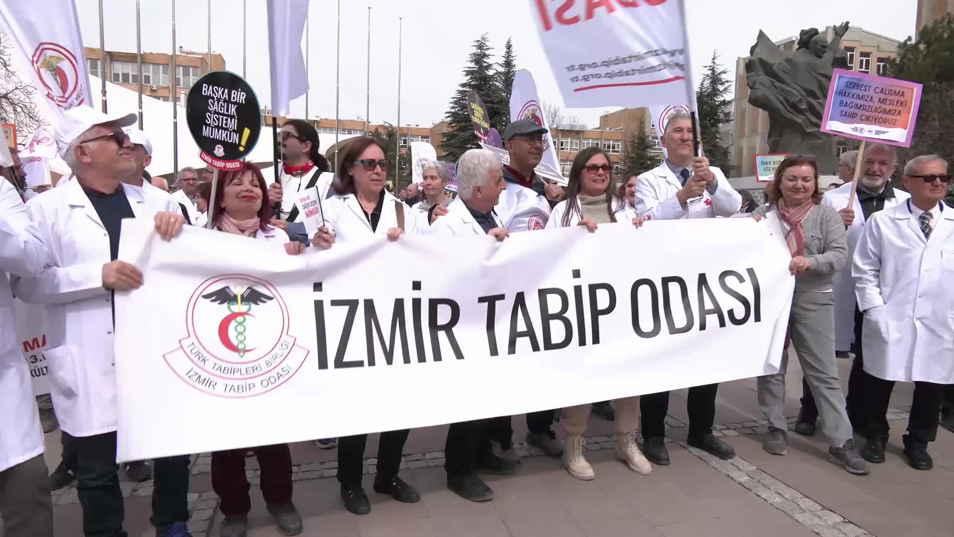 TTB'nin "Beyaz Yürüyüş'ü" 14 Mart Tıp Bayramı'nda son buldu... TTB Başkanı Azap: "Bu toprakların hekimliğinin binlerce yıla uzanan tarihi var, biz gücümüzü oradan alıyoruz"