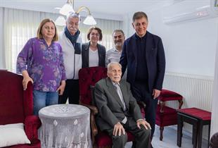 İzmir Büyükşehir Belediye Başkanı Tugay'dan Prof. Dr. Veli Lök’e ziyaret