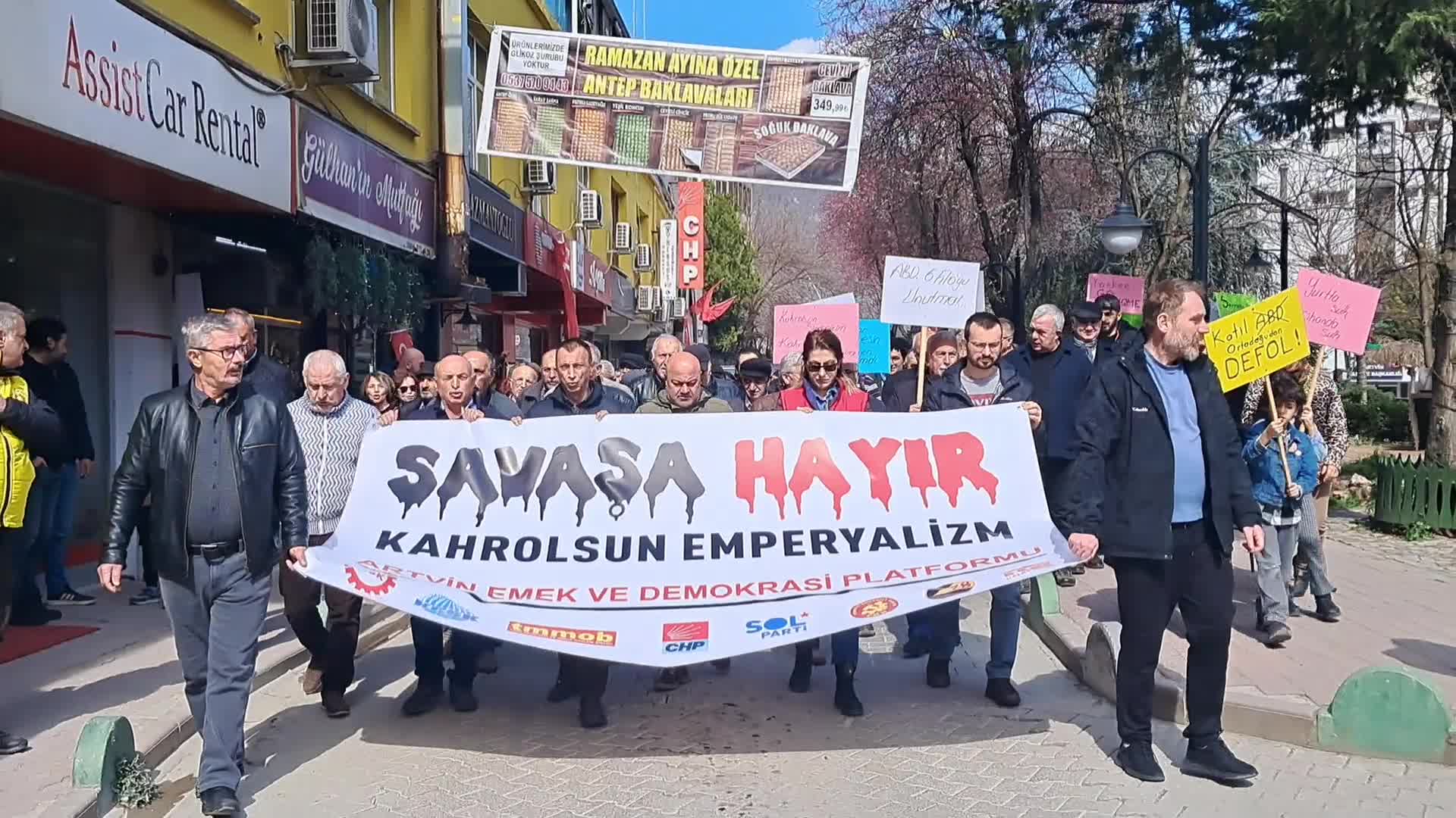 Artvin’de Emek ve Demokrasi Platformu savaş karşıtı yürüyüş düzenledi