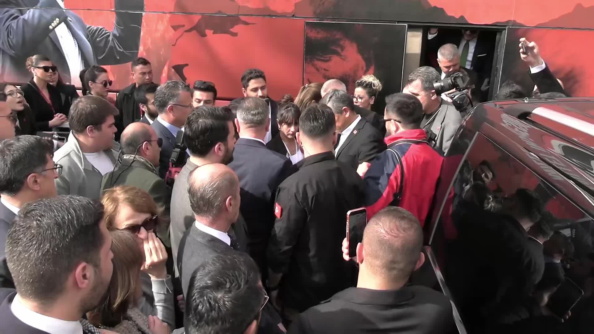 CHP'nin "Millet İradesine Sahip Çıkıyor" mitingi... Vatandaştan ‘değişim’, CHP Genel Başkanı Özgür Özel’den ‘Saraçhane’ çağrısı