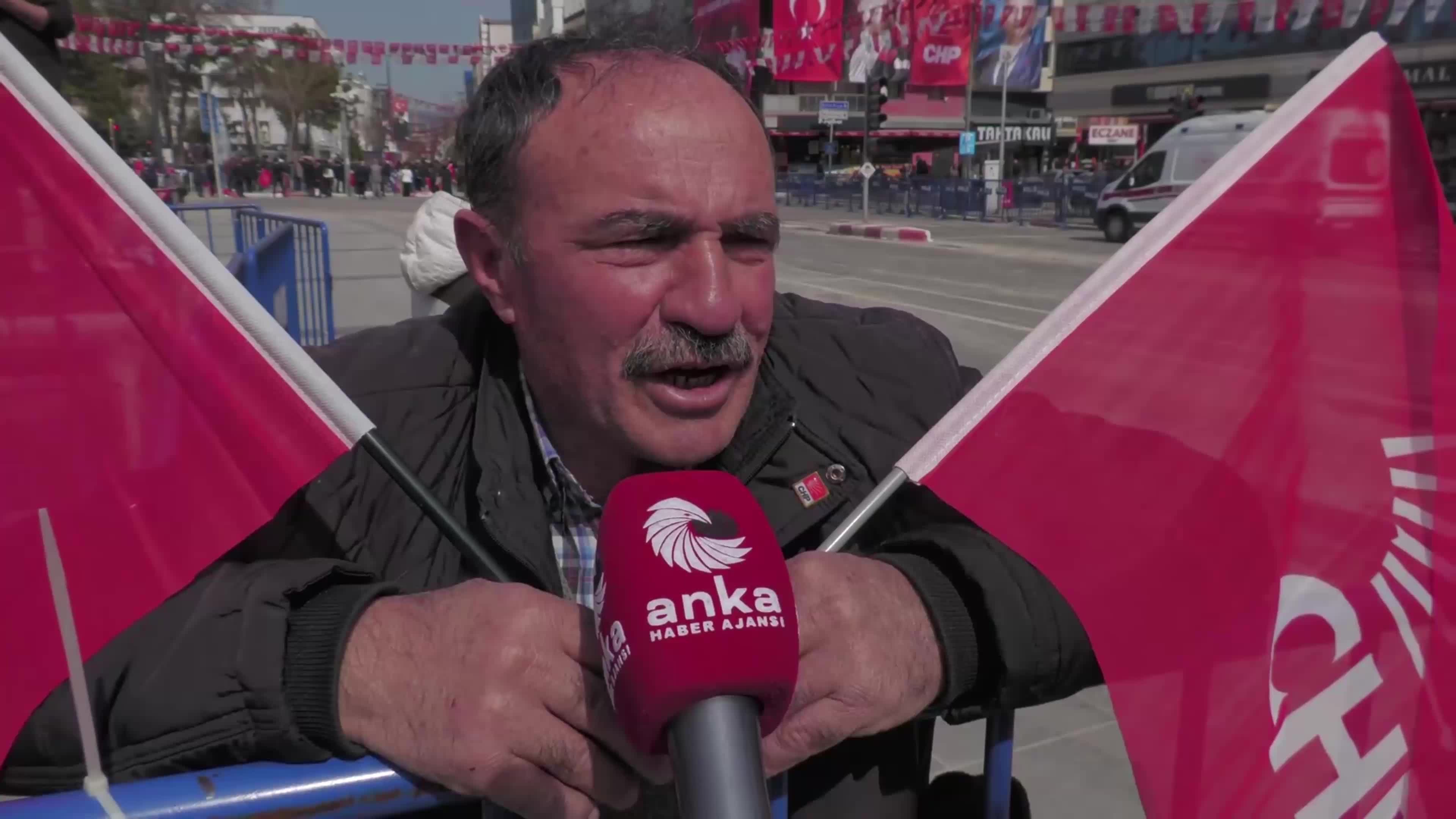 CHP'nin "Millet İradesine Sahip Çıkıyor" mitingi... Uşaklı yurttaştan tepki: "TRT'den neden yayınlamıyorlar? Yayınlasınlar, ak koyun, kara koyun meydana çıksın"