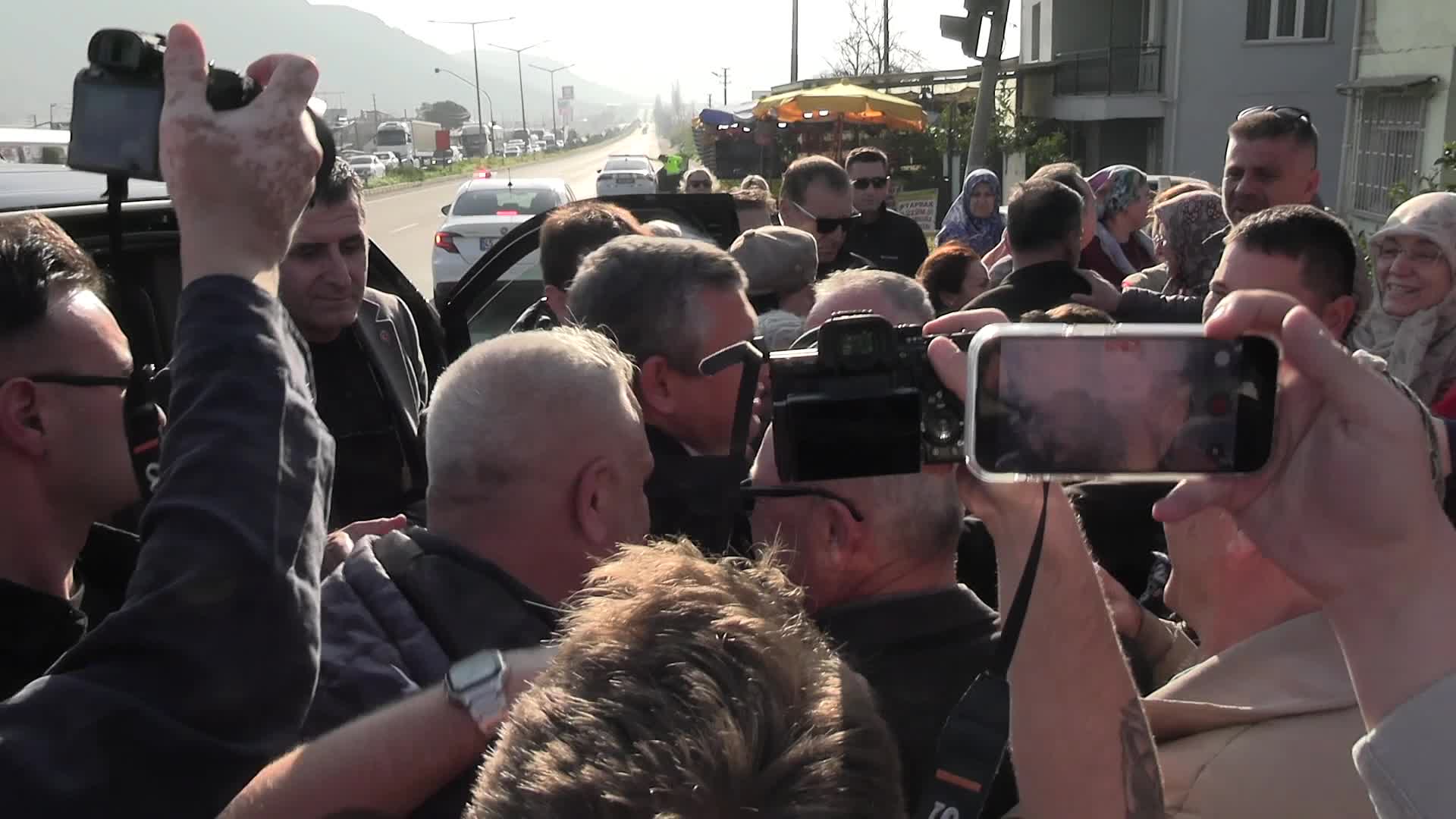 Özgür Özel’in konvoyu Ahmetli’de mahalle sakinleri tarafından durduruldu