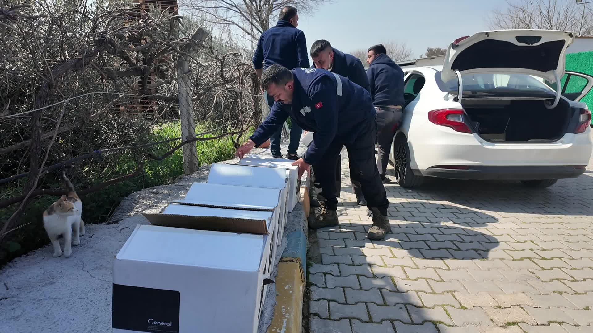Bornova’da kedi ve köpekler için takviye edici gıda bağışı