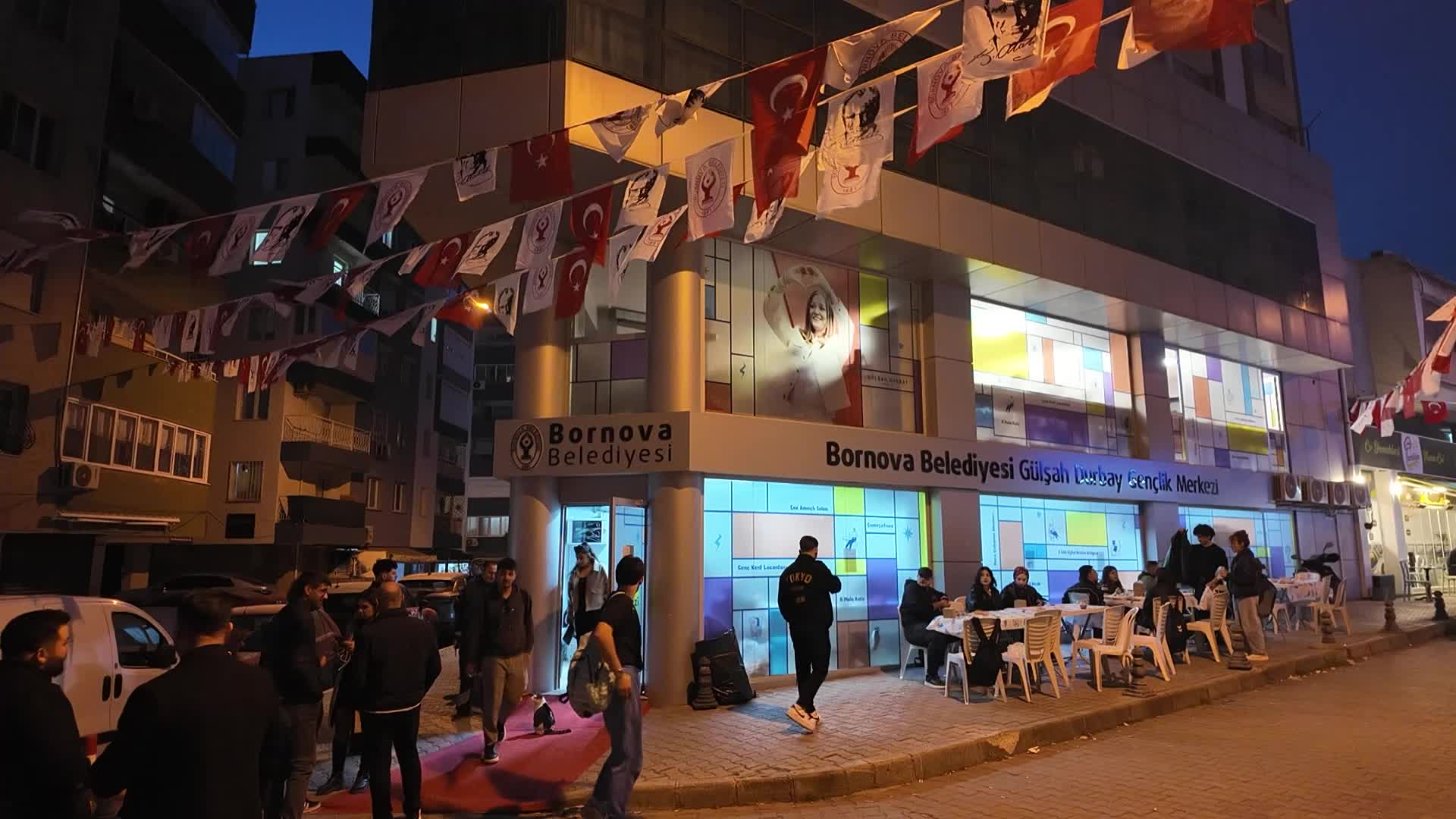 Bornova’da gençlerle iftar