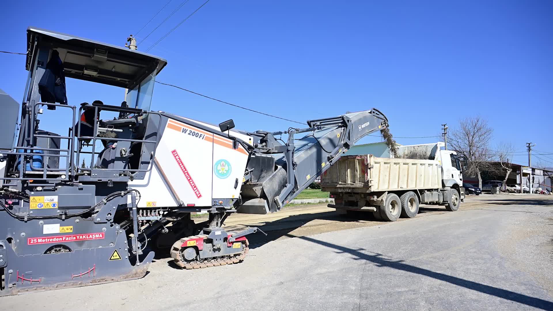 Manisa Büyükşehir Belediyesi, Sarıgöl Yeni Sanayi Sitesi’nde sıcak asfalt çalışmalarını başlattı