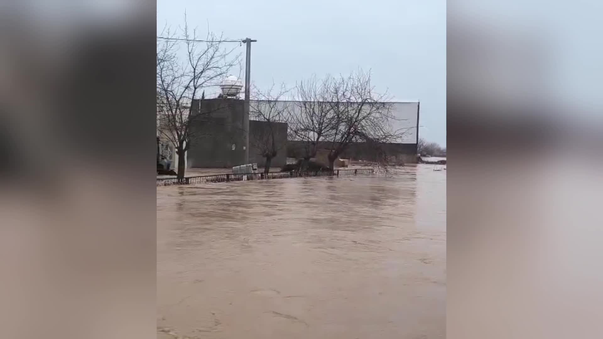 Kızıltepe’de sağanak sonrası ev ve iş yerlerini su bastı