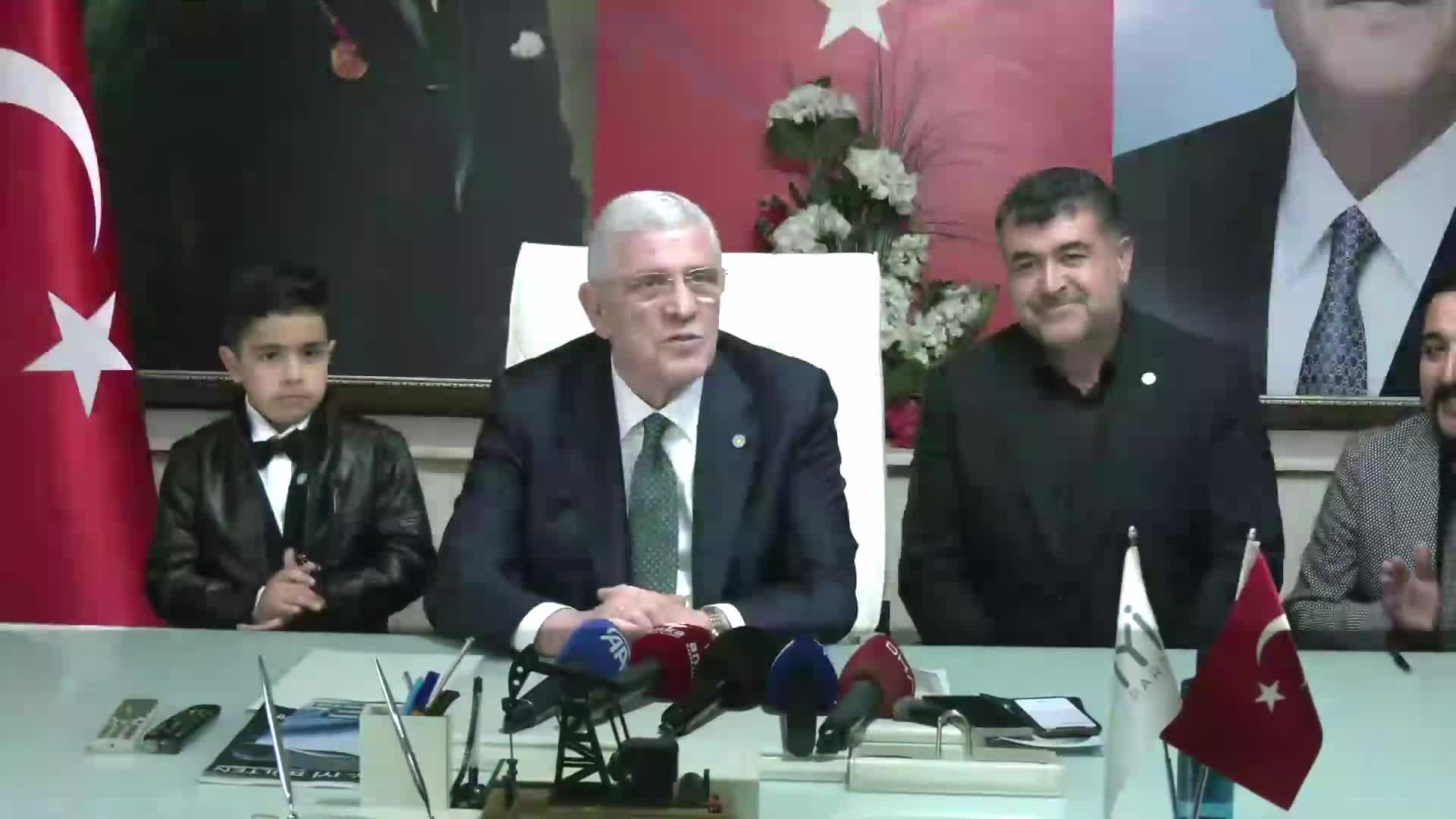 Dervişoğlu’ndan iktidara istifa çağrısı: “işini yapamadıklarını şayet görüyor ve idrak ediyorlarsa milletin önünü açmak da elbetteki bu beceriksiz iktidarın tercihlerinden biri olmalıdır”