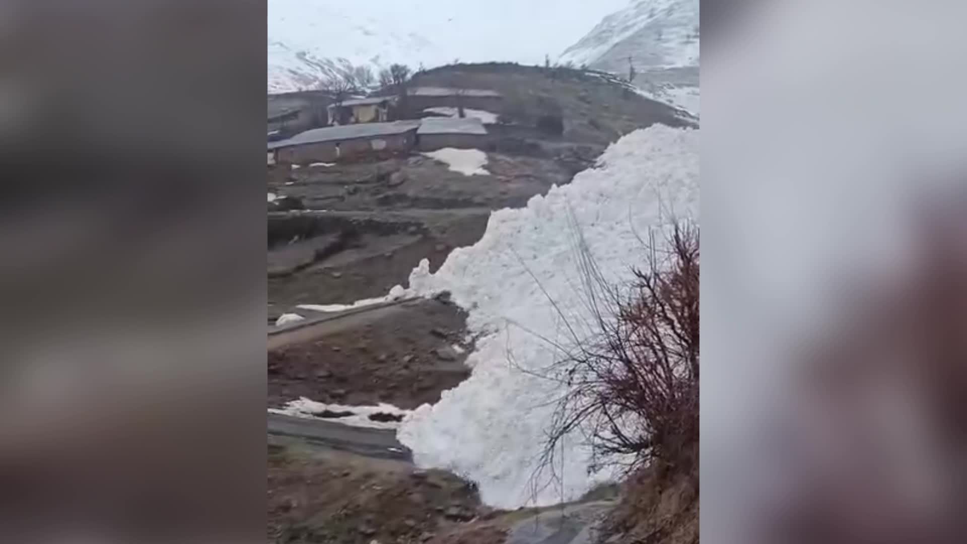 Hakkari’de çığ düşme anı kamerada