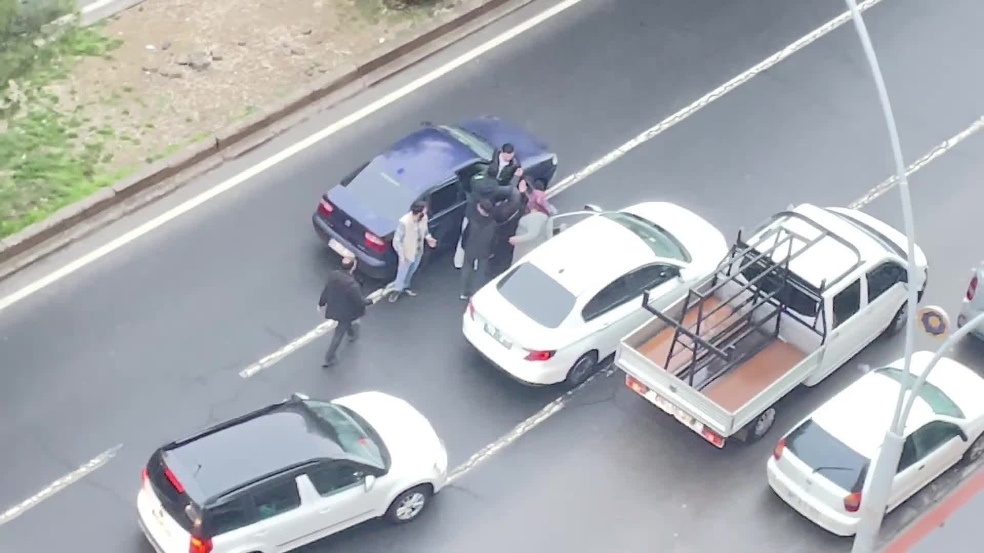 Diyarbakır’da trafikte gergin anlar: İki sürücü yol ortasında kavgaya tutuştu