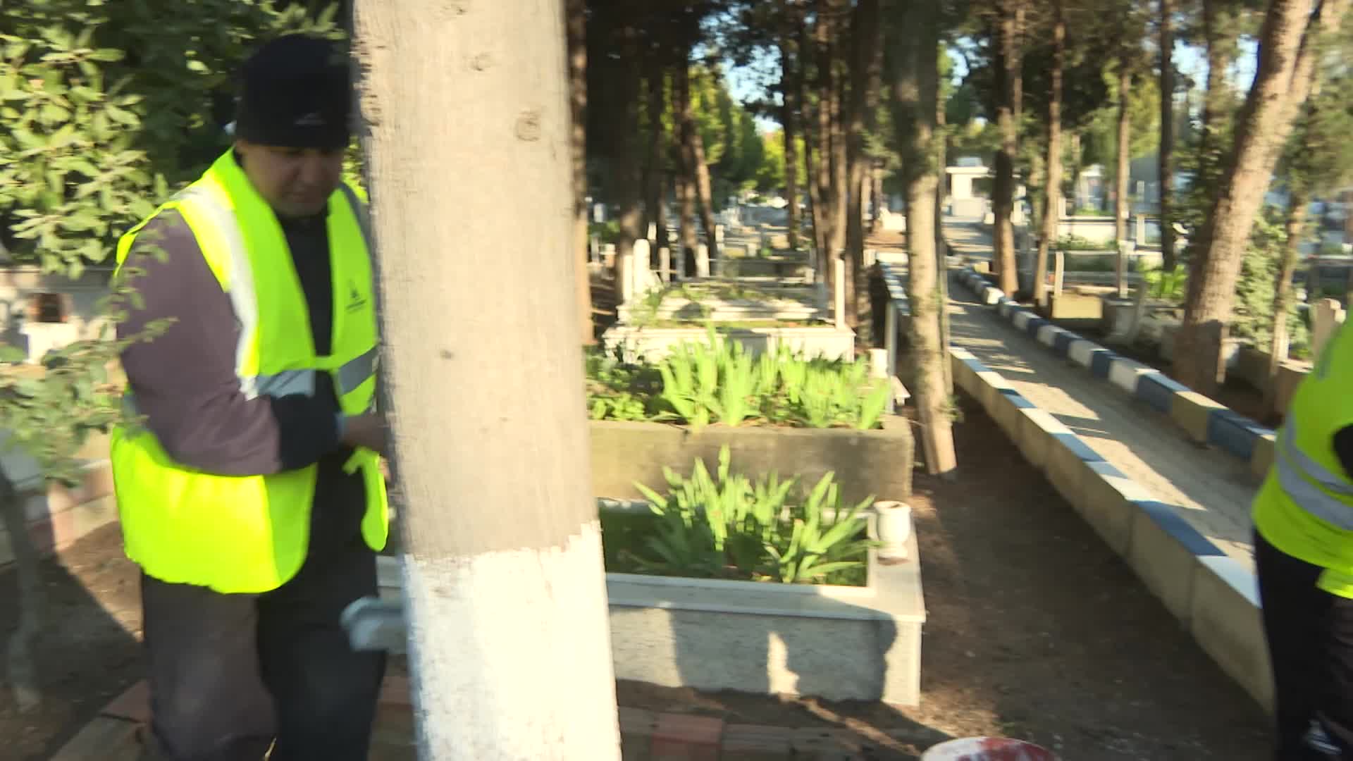 İzmir’de mezarlıklar Ramazan Bayramı’na hazırlanıyor