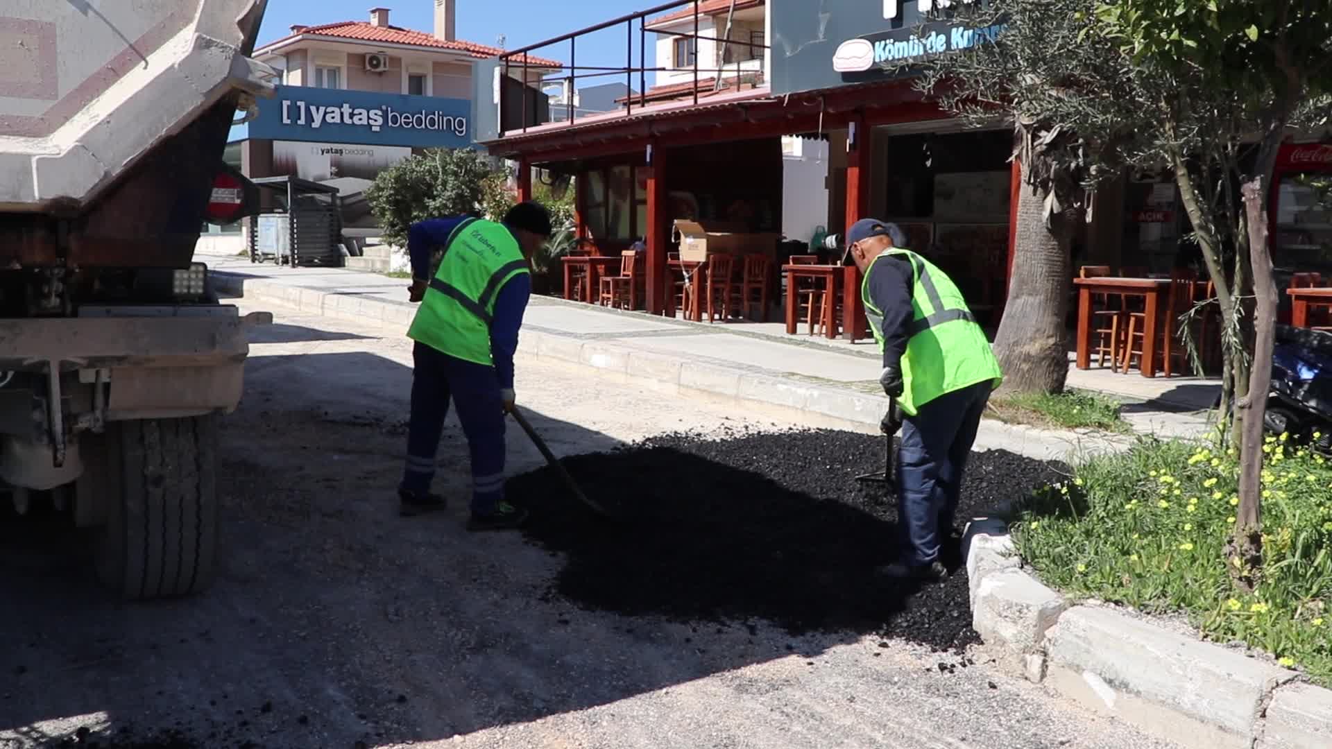 Yoğun yağışların ardından Çeşme’nin yolları yaza hazırlanıyor