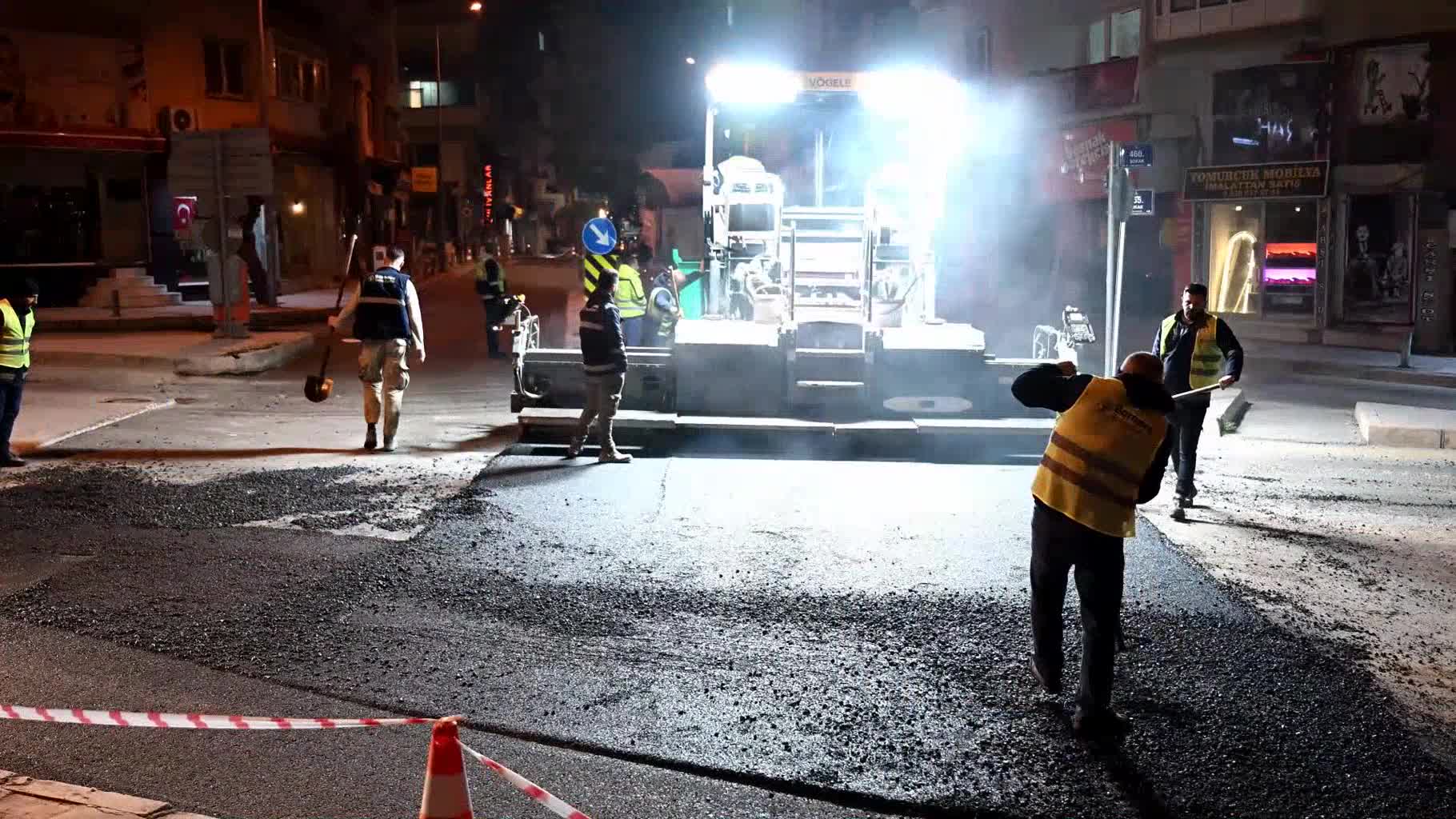 Altyapı çalışmaları sonrası bozulan yollar hızla yenileniyor: Bornova’da gece asfalt mesaisi