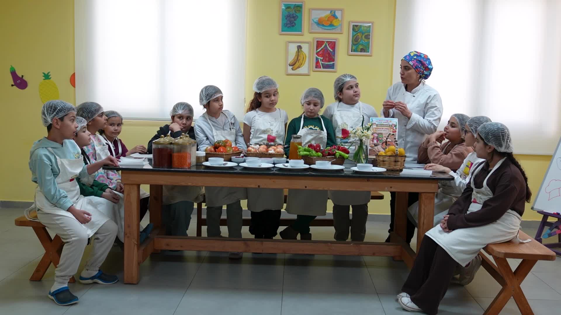 Mersin Büyükşehir Belediyesi'nin Mutfak Atölyesi'nde çocuklar yeni beceriler kazanıyor