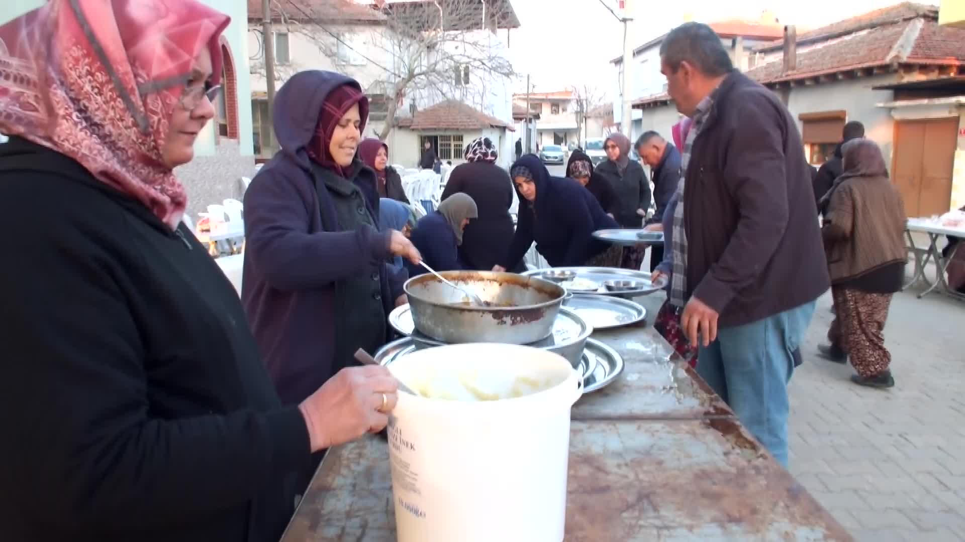 Burhaniye'de geleneksel köy iftarı yüzlerce vatandaşı buluşturdu