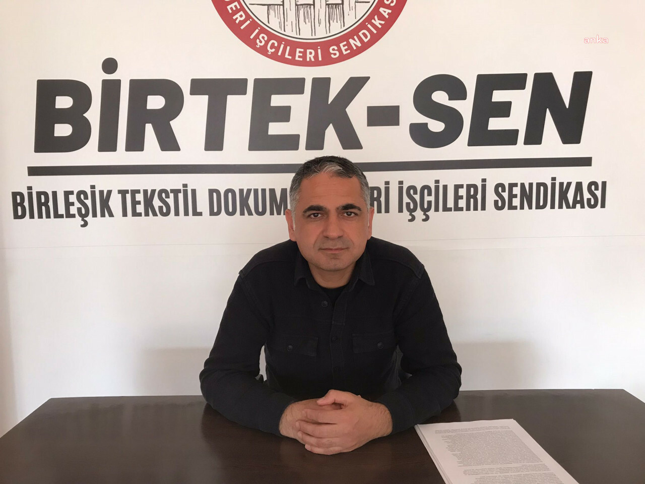 BİRTEK-SEN Genel Başkanı Türkmen tutuklandı... Türkmen cezaevine götürülürken "Sırma Halı işçilerini yalnız bırakmayın" çağrısı yaptı