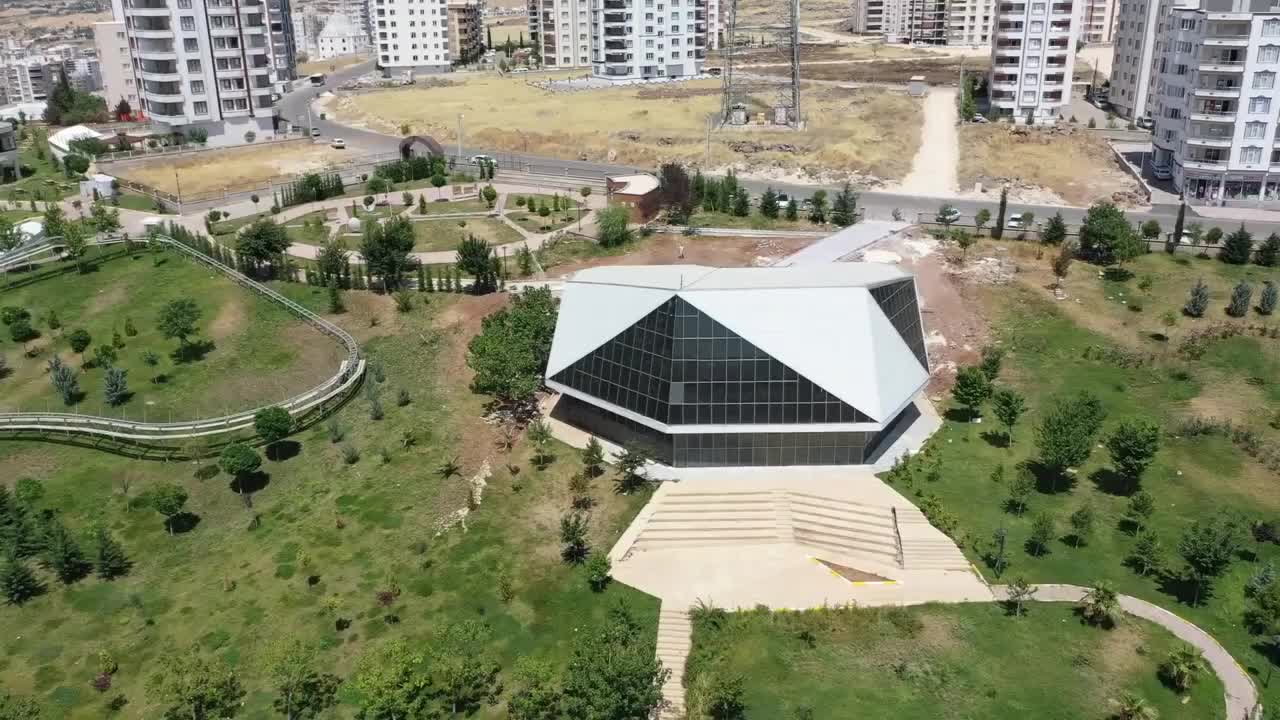 AKP’Lİ BELEDİYE “UZAY VE HAVACILIK BİLİM MERKEZİNİ" AÇMADAN, AÇILIŞ TARİHİNİ DUYURMAK İÇİN TÖREN YAPTI