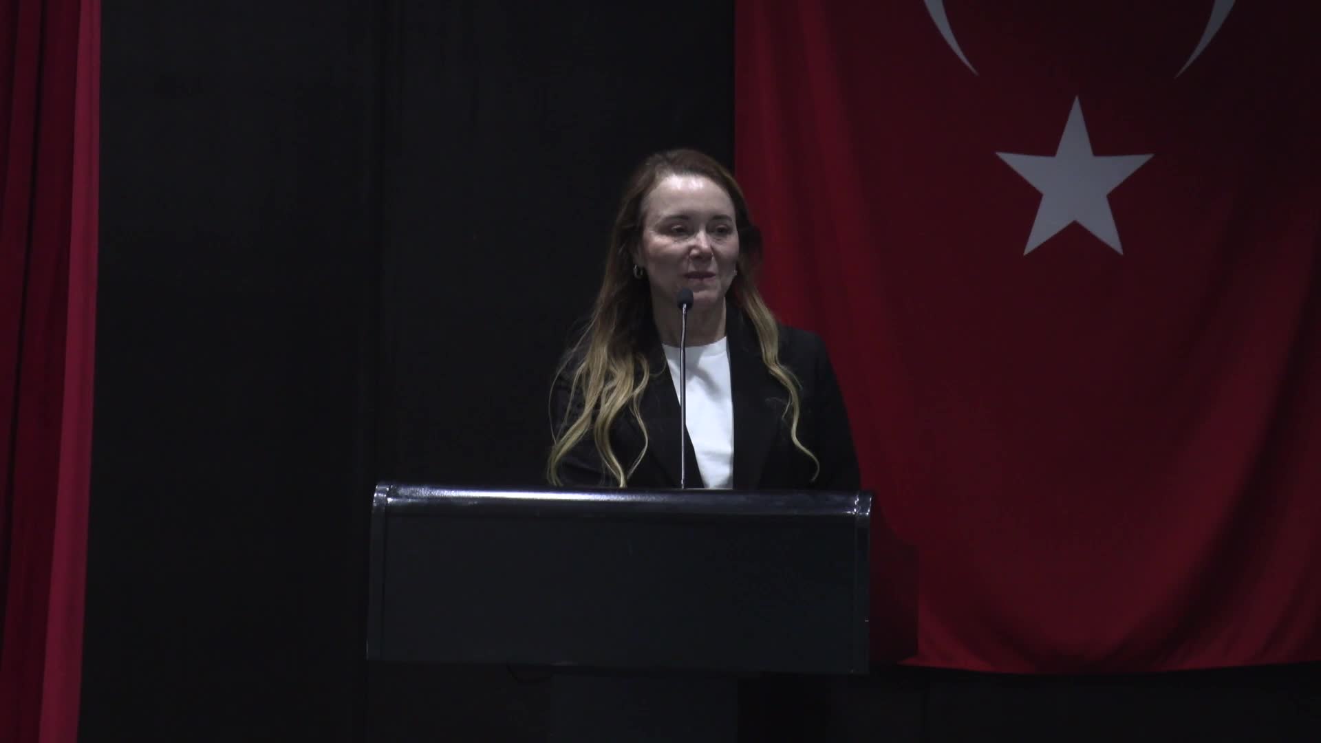 Gençler ‘Hibrit Kariyer Zirvesi’ için Konak’ta bir araya geldi