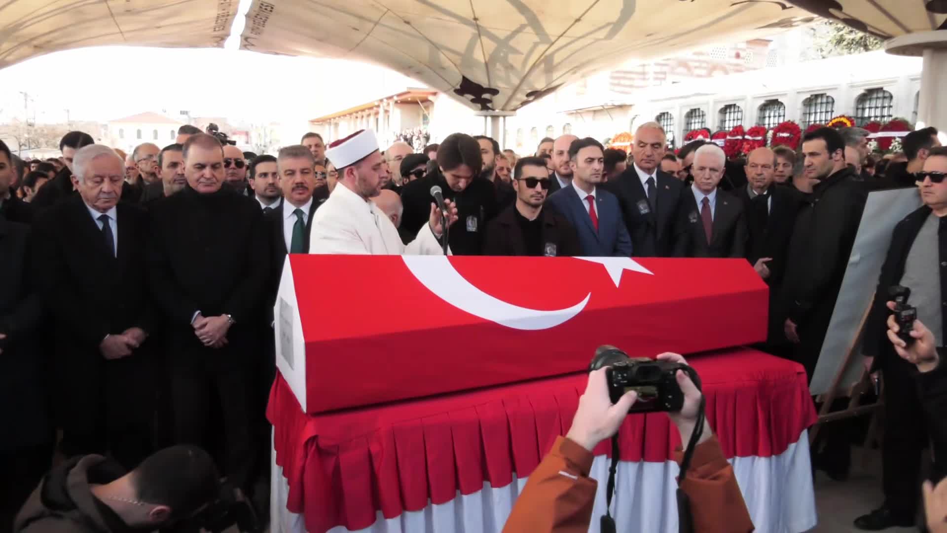 İlber Ortaylı, Fatih Camii Haziresi’ne defnedildi