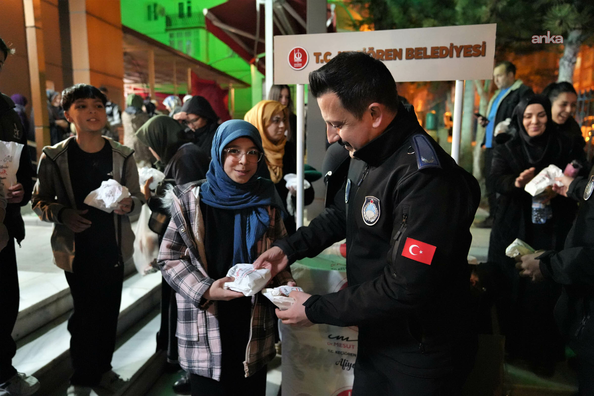Keçiören Belediyesi'nden Kadir Gecesi'nde kandil simidi ikramı