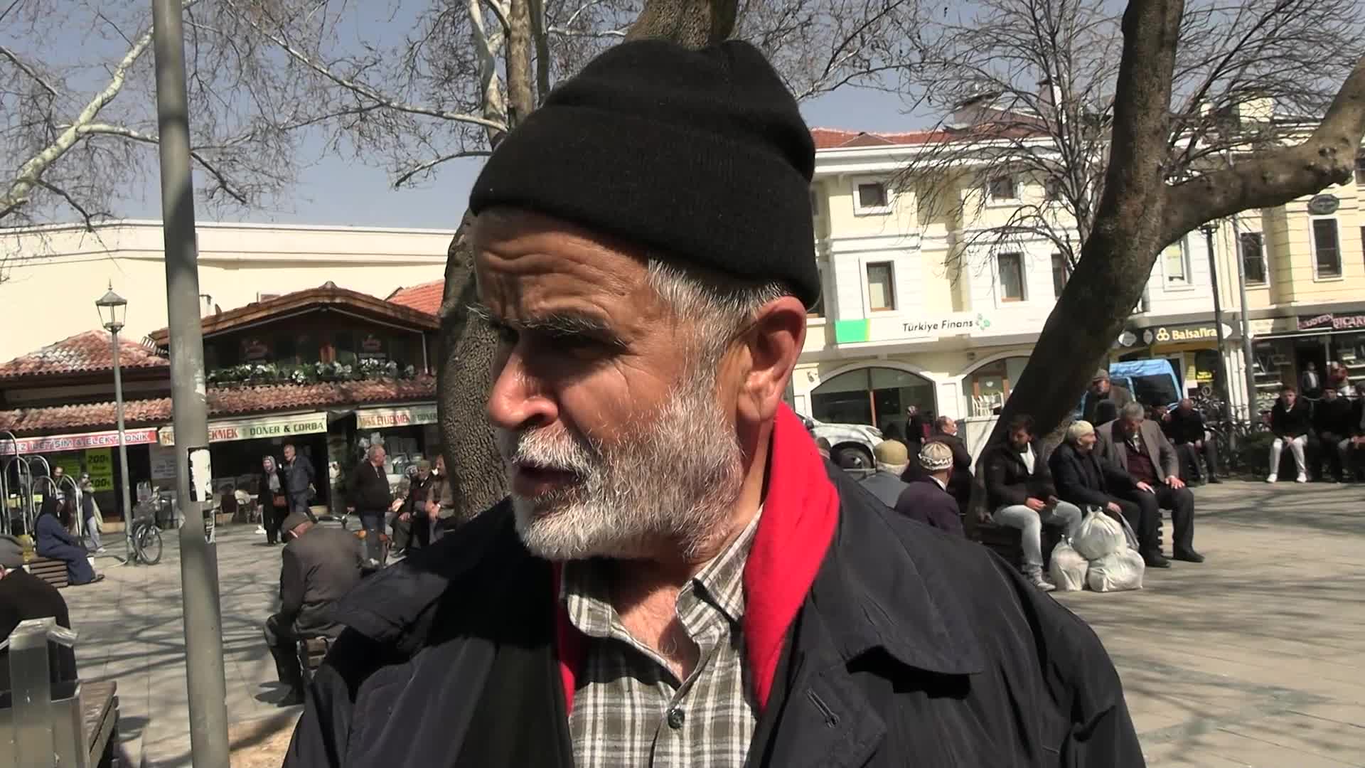 Bayram alışverişine çıkan Konyalı emekli: “Bak ayakkabılara, eski ayakkabılarla bayram yapacağız”
