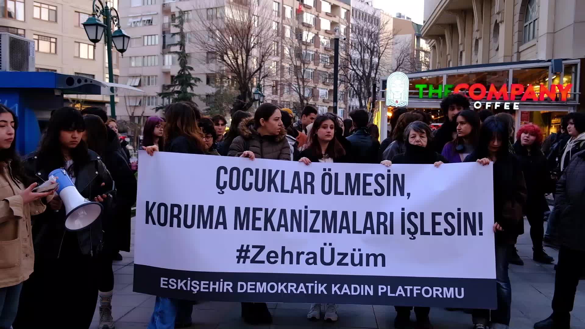 Eskişehir'de kadınlar ve çocuklar Zehra için sokaklara çıktı: "Zehra babasından şiddet görmesine rağmen korunmadı"