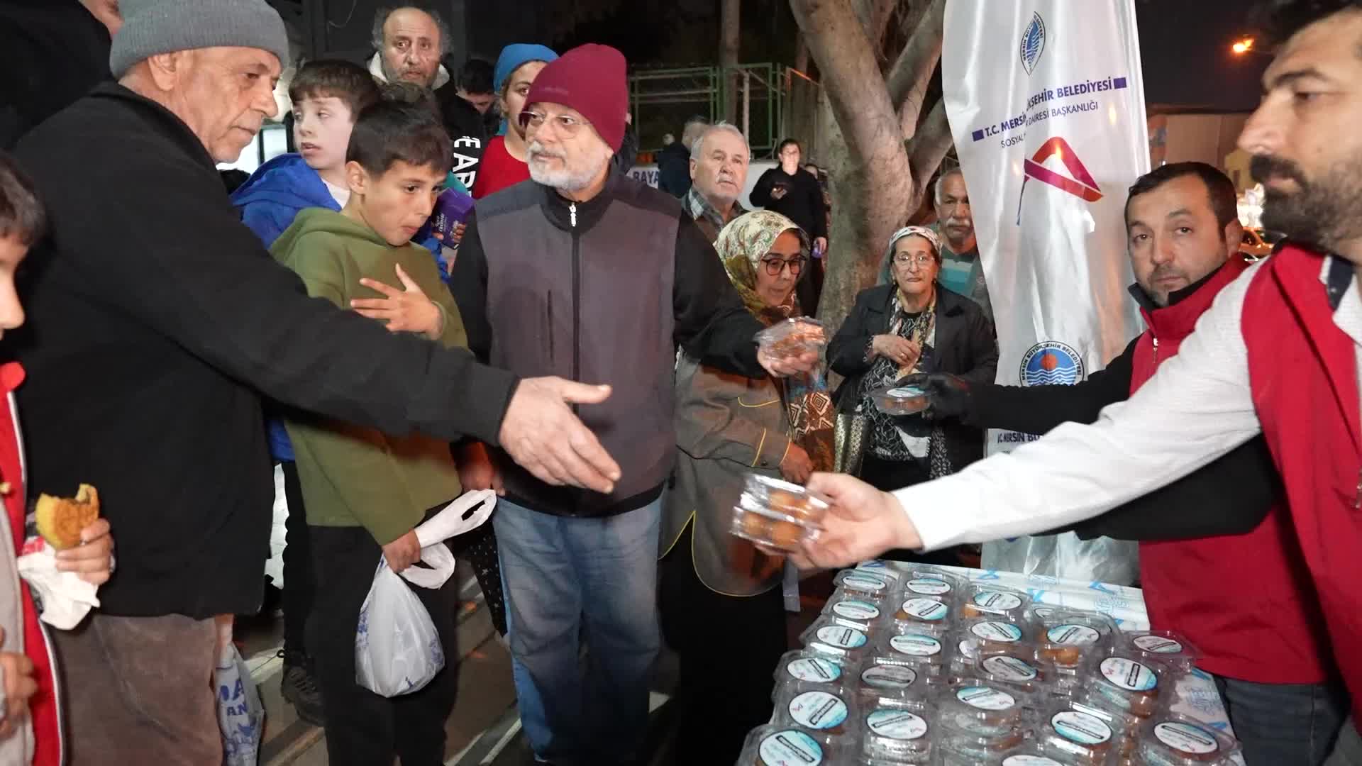 Mersin Büyükşehir Belediyesi'nden Kadir Gecesi’nde lokma ikramı