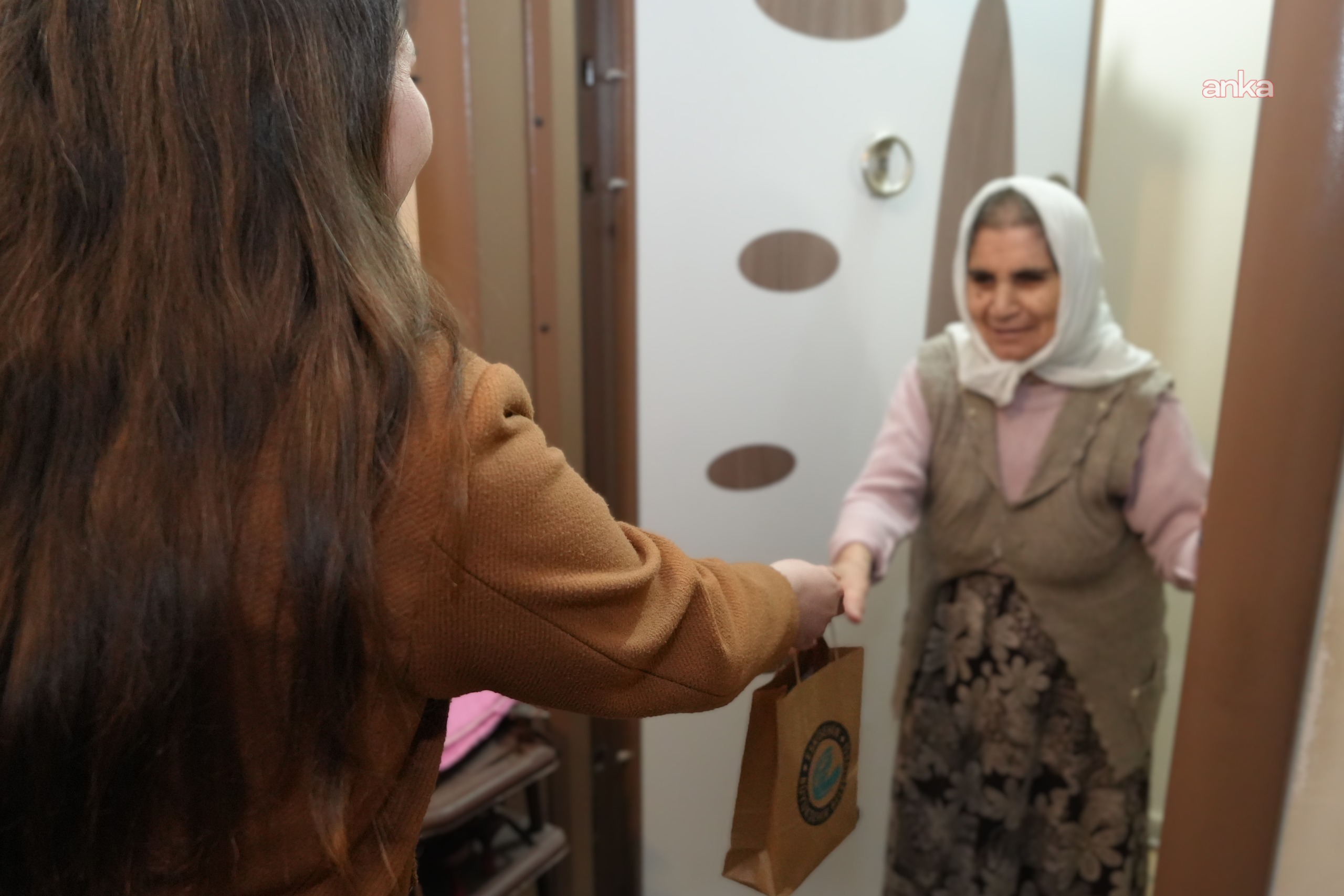 Eskişehir Büyükşehir Belediyesi ekiplerinden 65 yaş üstü vatandaşlara evlerinde ziyaret