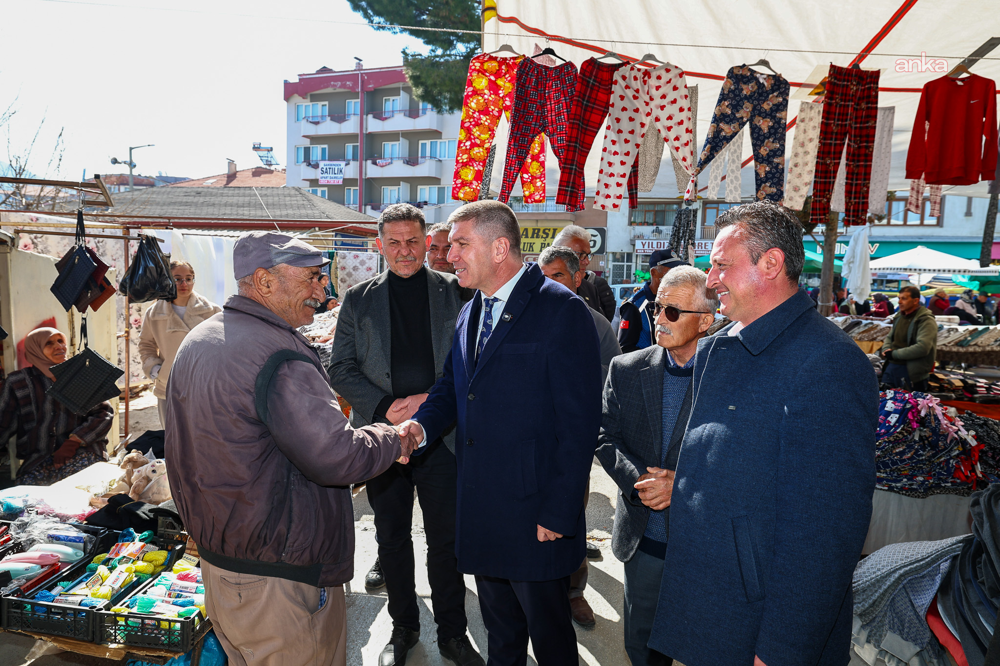 Burdur Belediye Başkanı Ercengiz’dan bayram öncesi pazar esnafına ziyaret