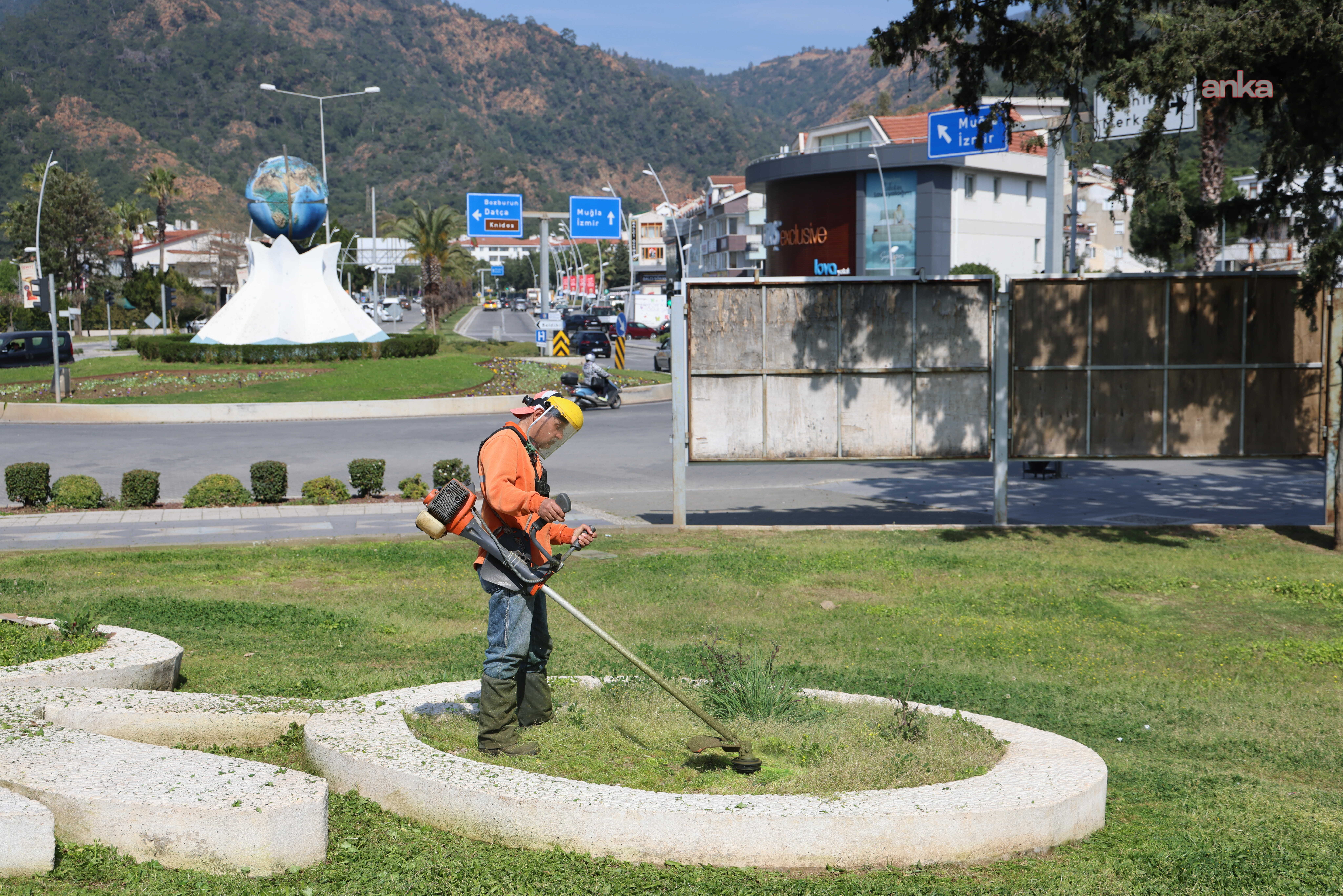 Marmaris Belediyesi, yürüttüğü çalışmalarla ilçeyi bayrama hazırlıyor