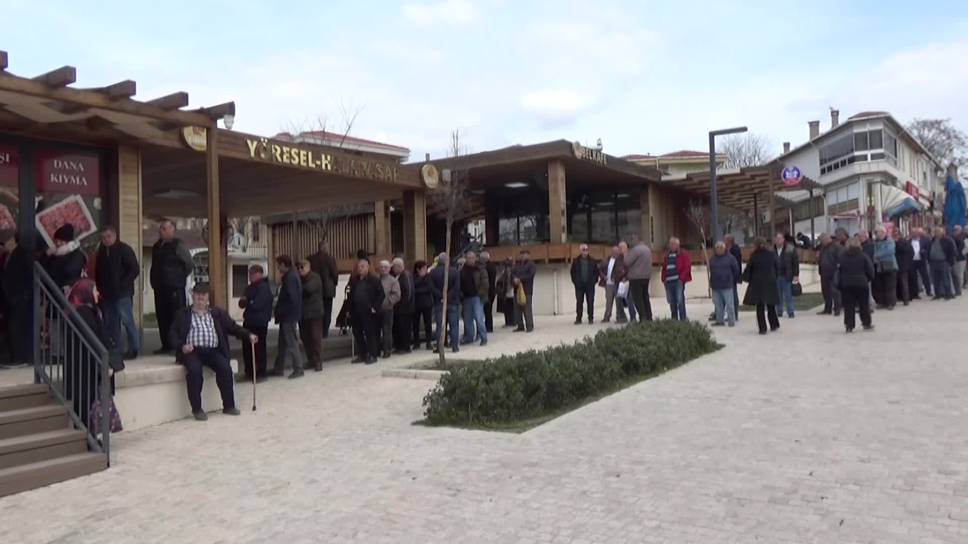 Edirne'de Ramazan Bayramı öncesi Halk Kasap'ta uzun kuyruk oluştu