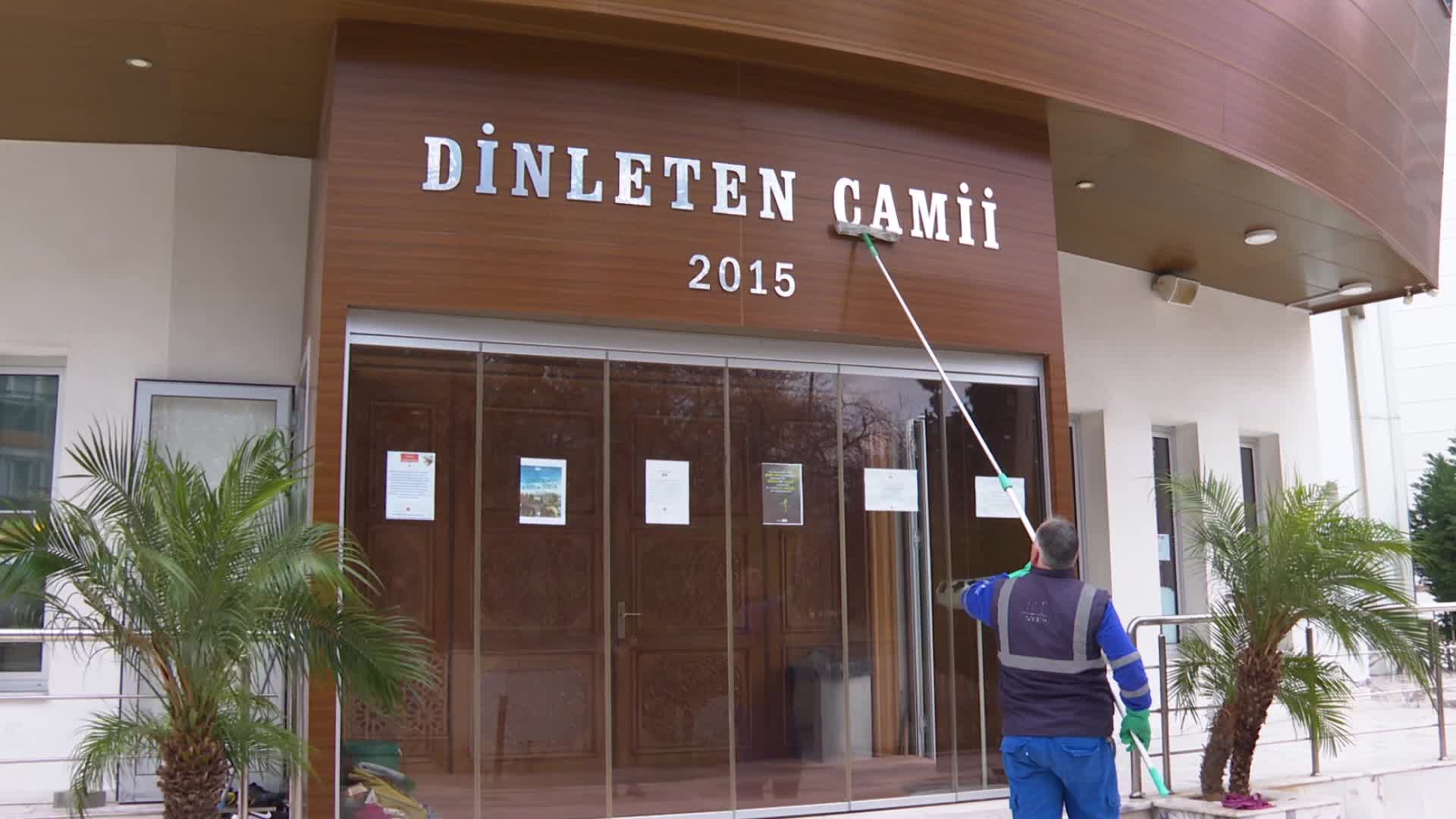 İzmir’de camilerde bayram temizliği