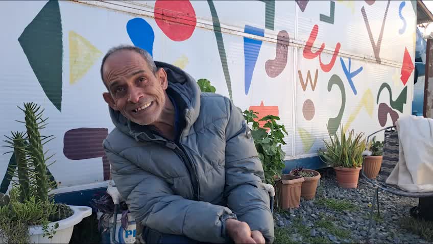 Antakya’da kitabevinin habersiz yıkıldığını belirten engelli işletmeci: 16 yıllık emeğim gitti, işsiz kaldım