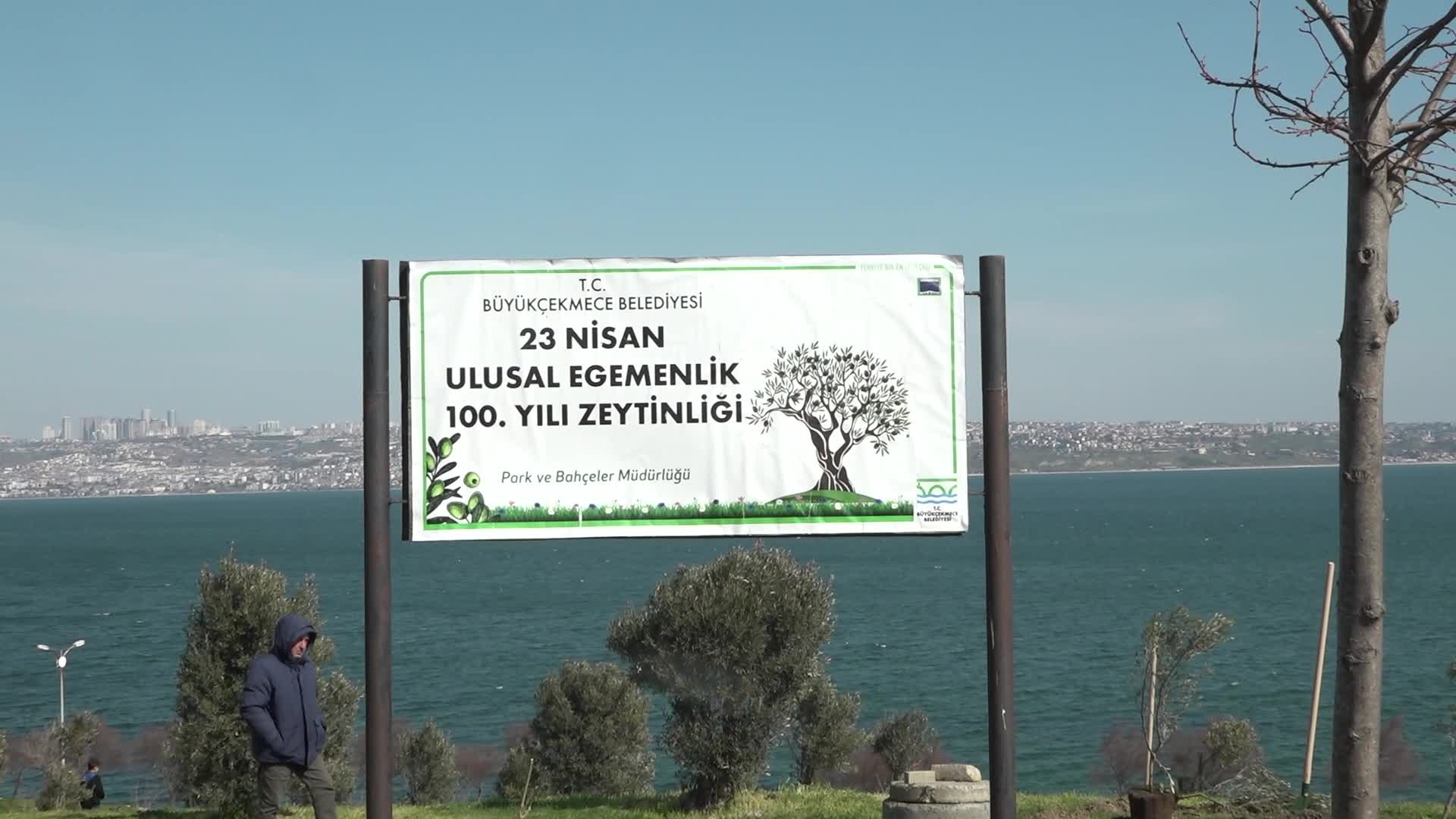 Büyükçekmeceli gençler ve çocuklar, Orman Haftası’nda 100 fidanı toprakla buluşturdu