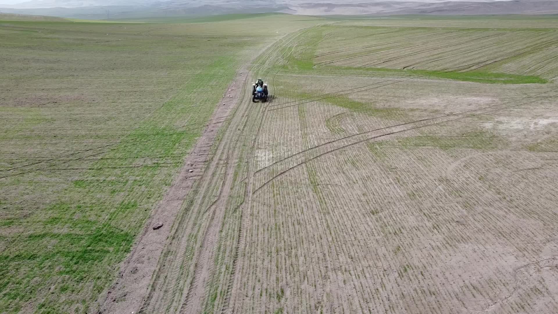 Yozgat’ta havaların ısınmasıyla tarlasına giden çiftçi, ekim hazırlıklarına buruk başladı