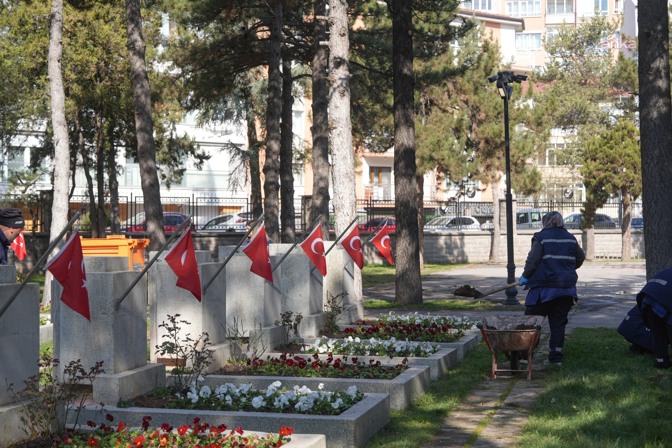 Eskişehir Büyükşehir Belediyesi'nden şehitliklerde bakım çalışması