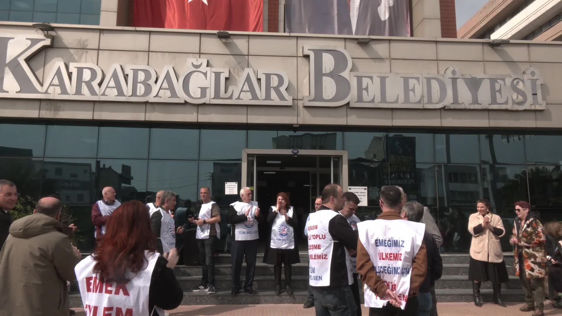 Karabağlar Belediyesi çalışanlarından TİS tepkisi... "Geriye dönük TİS alacaklarımız derhal ve eksiksiz ödenmeli"