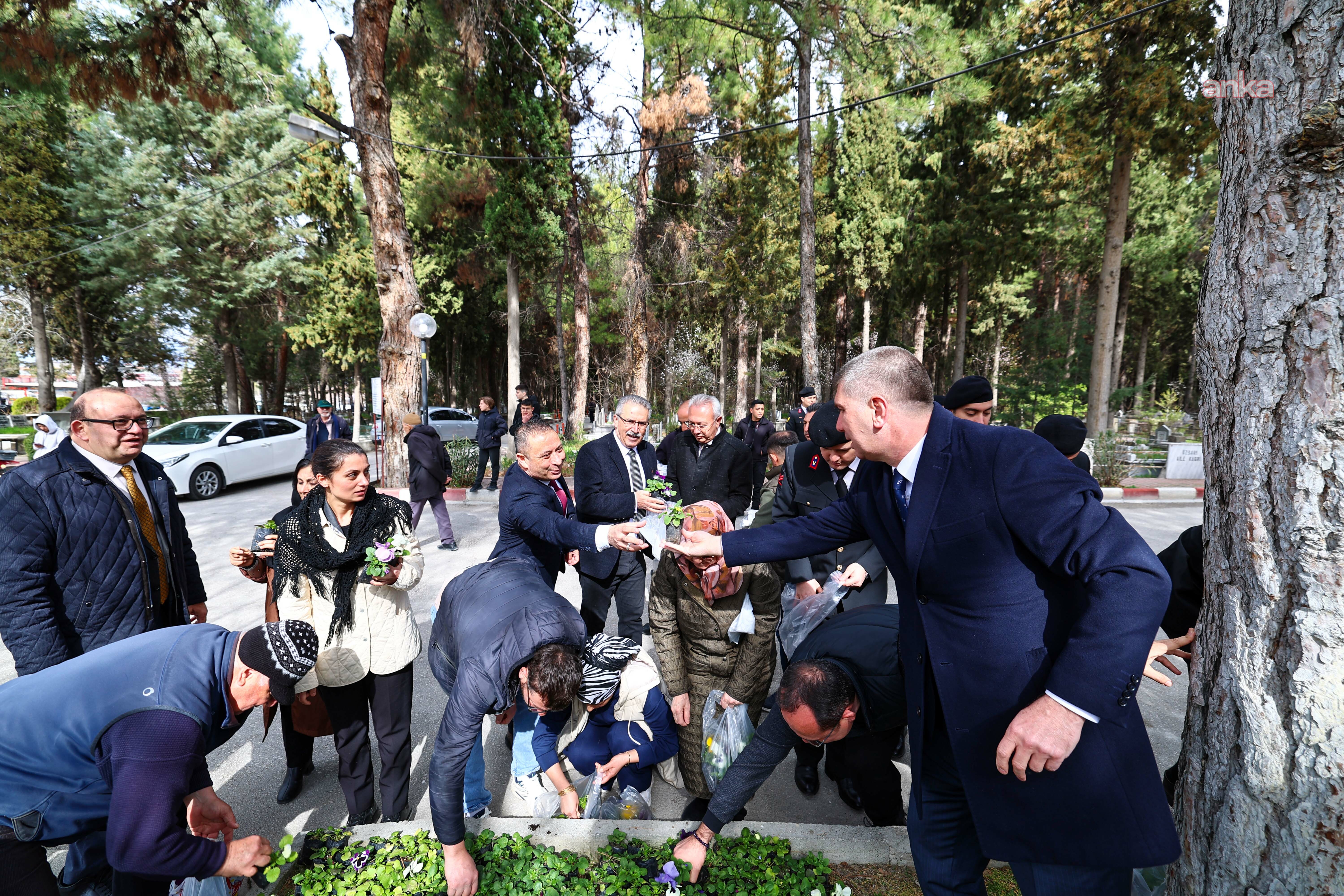 Burdur Belediyesi seralarında yetiştirilen çiçekler vatandaşlara dağıtıldı