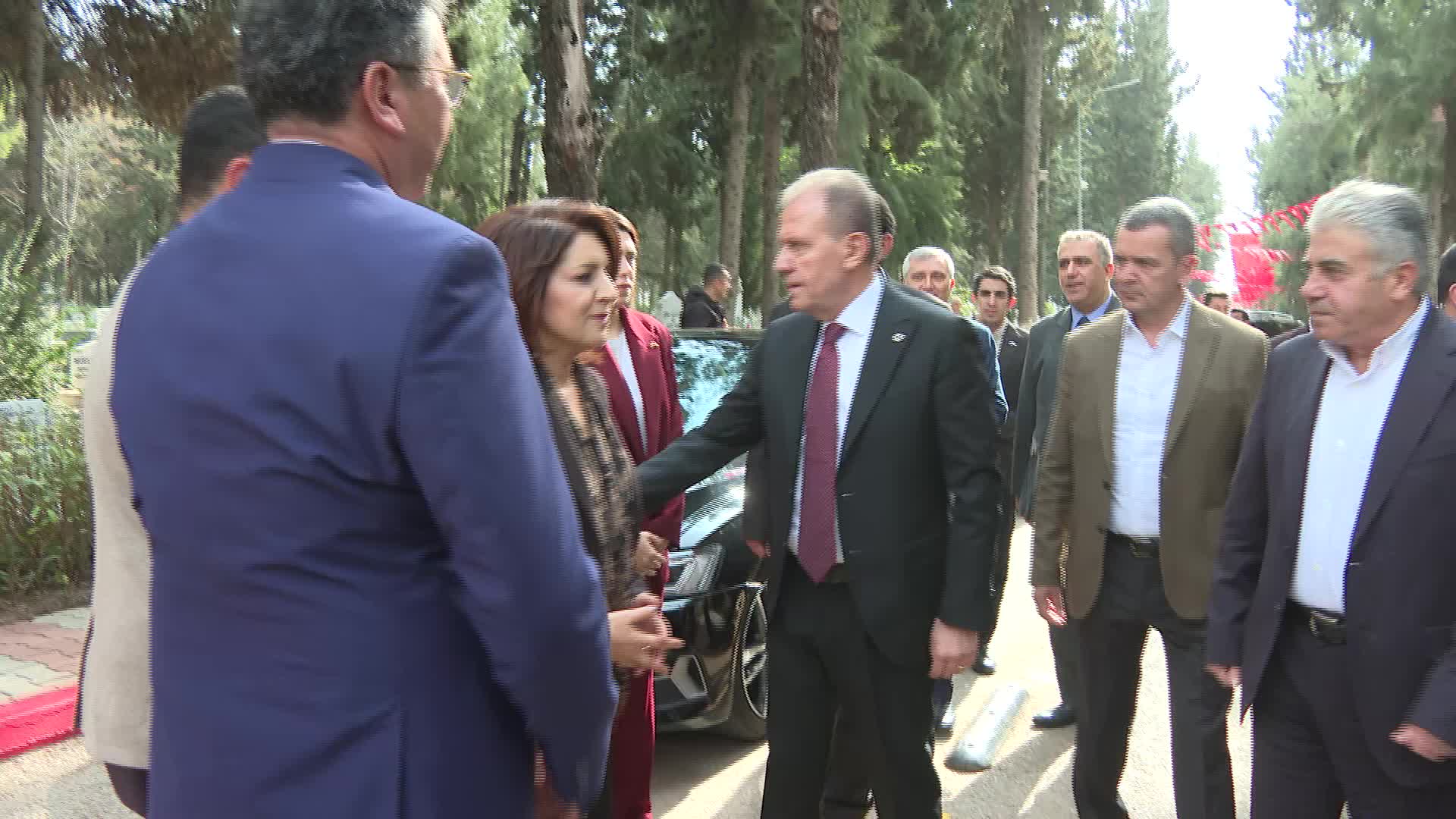Vahap Seçer, Mersin Şehitliği’nde düzenlenen 18 Mart programına katıldı: "Ne mutlu ki böyle atalara sahibiz"