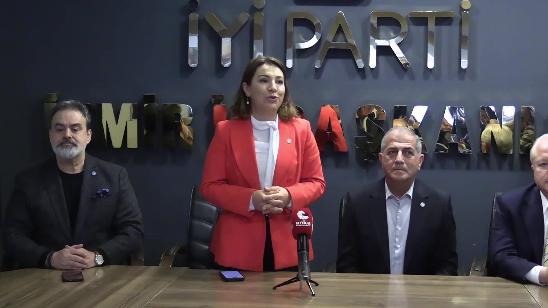 İYİ Parti İzmir İl Başkanlığı'nda bayramlaşma... GİK Üyesi Ali Topçu: “Türkiye'de iktidardan yana olmayanlar ikinci sınıf vatandaş haline gelmiş”