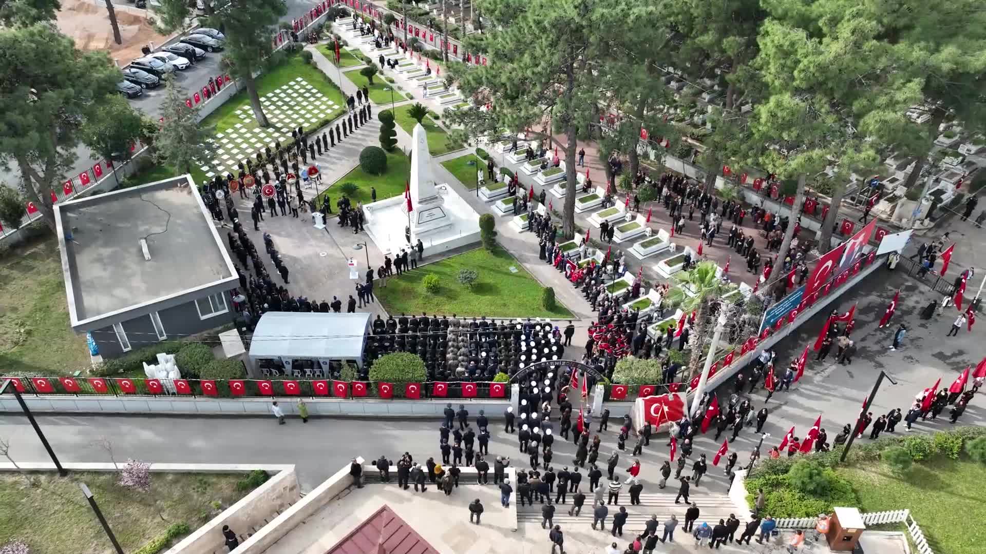 Antalya Büyükşehir Belediyesi Başkan Vekili Özdemir, Uncalı Şehitliği’nde düzenlenen 18 Mart törenine katıldı