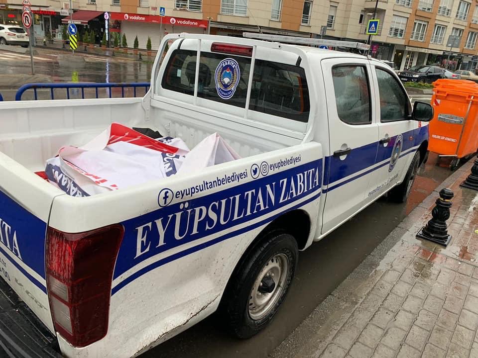 AKP'Lİ BELEDİYE CHP'NİN ASTIĞI 'KORONAVİRÜS' PANKARTLARINI TOPLADI