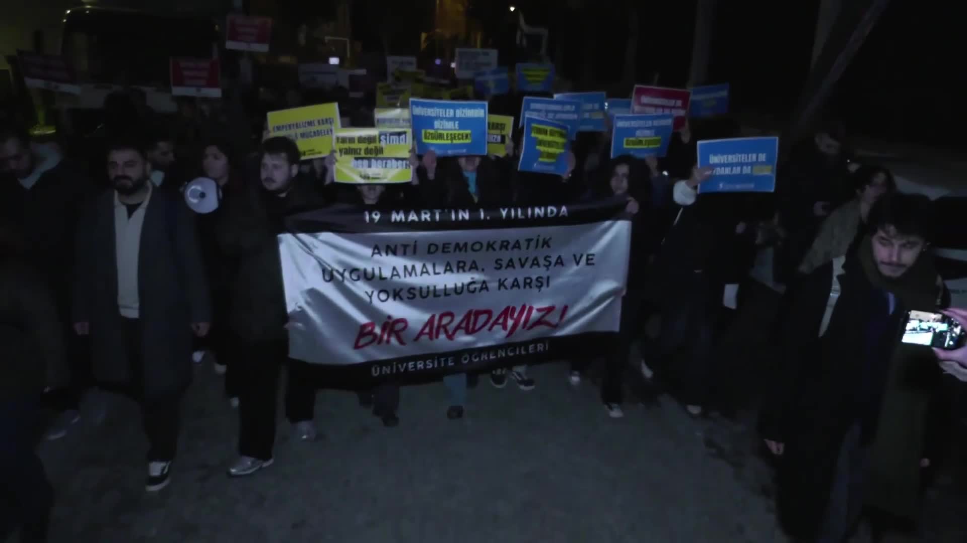 Üniversite öğrencileri Beyazıt'tan Saraçhane'ye yürüdü: "Üniversitelere ve belediyelere yönelik kayyum politikaları son bulsun! Başta Ekrem İmamoğlu olmak üzere tüm siyasi tutsaklar serbest bırakılsın!"