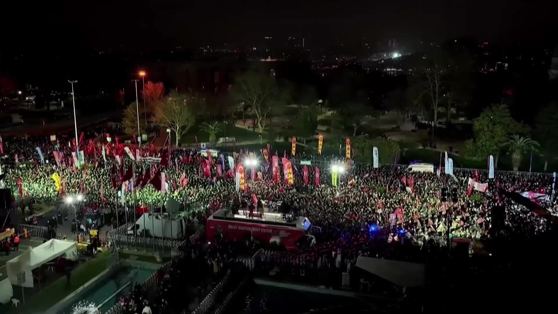 CHP'nin "Millet İradesine Sahip Çıkıyor" mitingi... Ekrem İmamoğlu: "Zalimin zulmü varsa, bizim de aslan gibi yüreğimiz, dağ gibi dimdik, eğilmez başımız, seçimlerde bükemedikleri bileğimiz var"